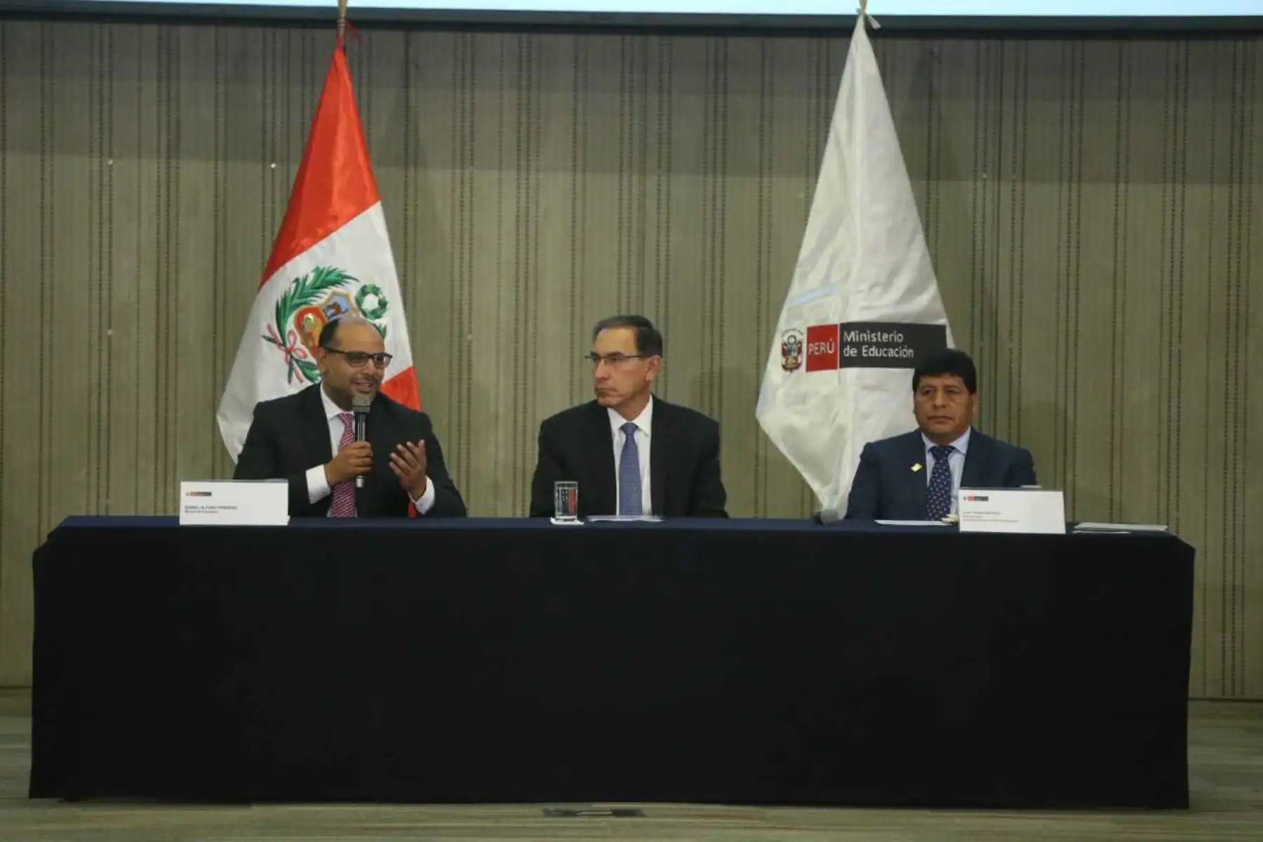 El gobierno nacional y los gobiernos regionales suscribieron el Pacto Nacional Bicentenario por la Educación, mediante el cual se comprometen a formar ciudadanos con conciencia crítica de su realidad, respetuosos de las diferencias culturales y sociales, así como de los recursos naturales y de su ambiente y comprometidos con los valores éticos, la justicia y la lucha contra la corrupción.