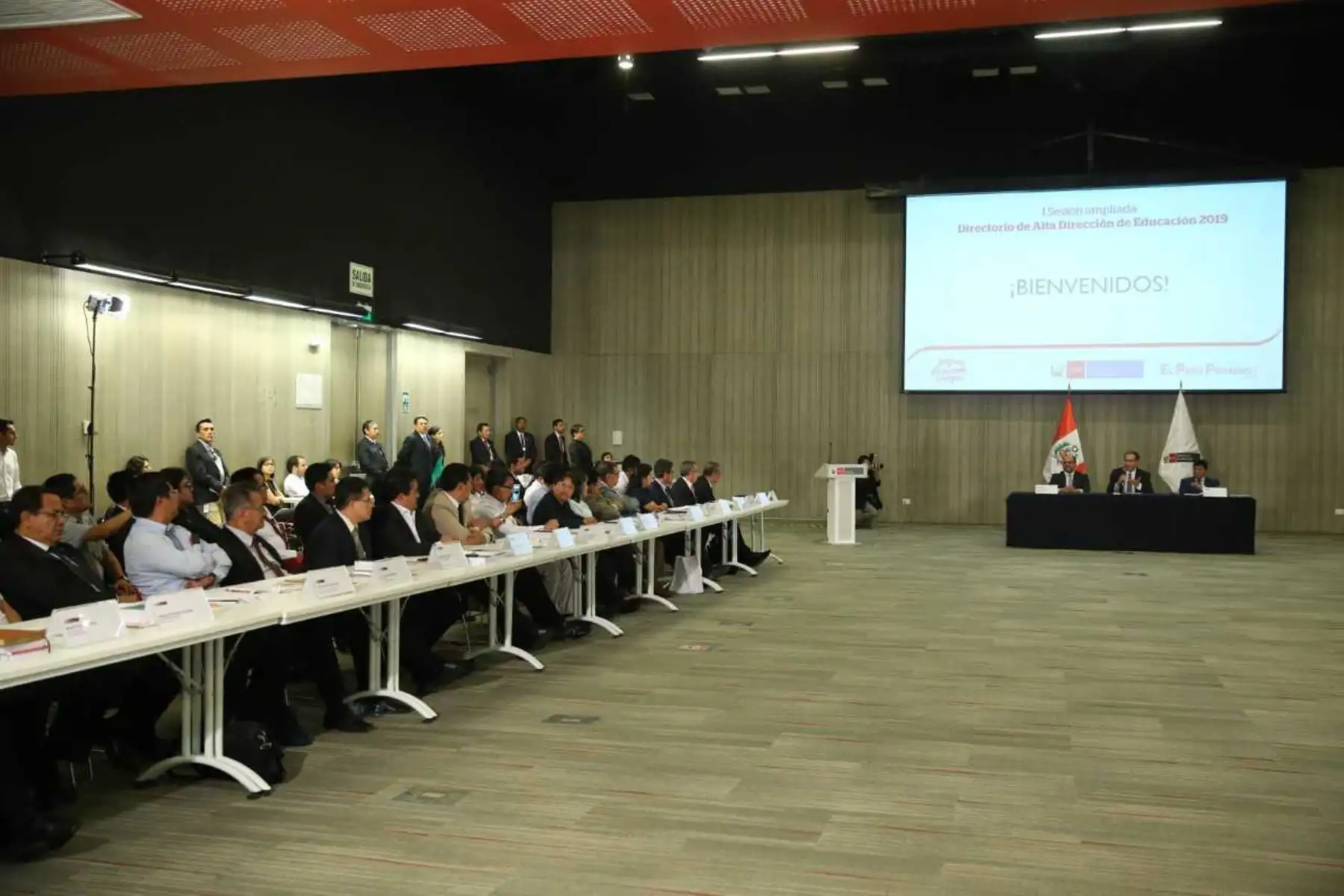 El gobierno nacional y los gobiernos regionales suscribieron el Pacto Nacional Bicentenario por la Educación, mediante el cual se comprometen a formar ciudadanos con conciencia crítica de su realidad, respetuosos de las diferencias culturales y sociales, así como de los recursos naturales y de su ambiente y comprometidos con los valores éticos, la justicia y la lucha contra la corrupción.