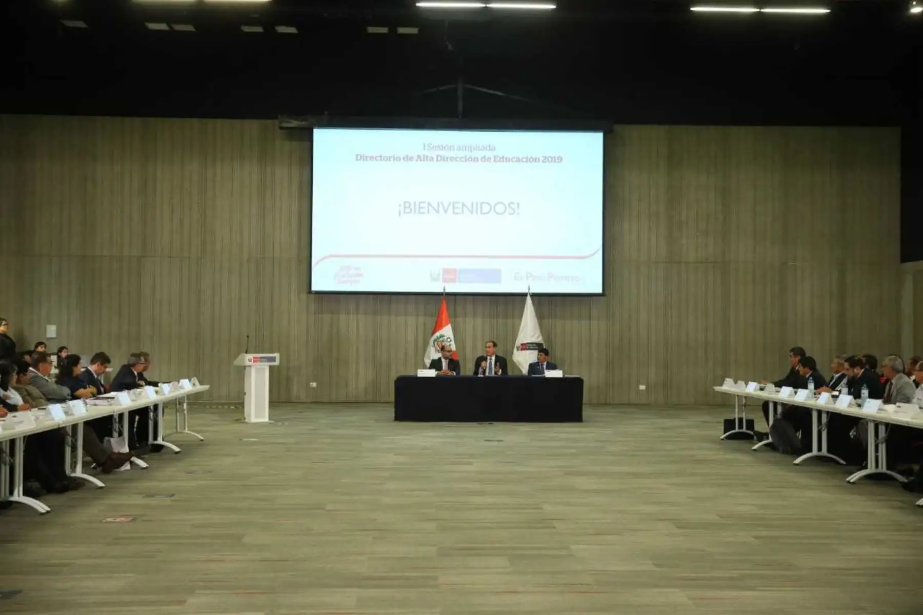 El gobierno nacional y los gobiernos regionales suscribieron el Pacto Nacional Bicentenario por la Educación, mediante el cual se comprometen a formar ciudadanos con conciencia crítica de su realidad, respetuosos de las diferencias culturales y sociales, así como de los recursos naturales y de su ambiente y comprometidos con los valores éticos, la justicia y la lucha contra la corrupción.