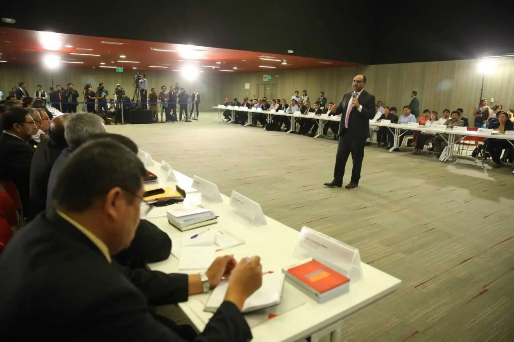 El gobierno nacional y los gobiernos regionales suscribieron el Pacto Nacional Bicentenario por la Educación, mediante el cual se comprometen a formar ciudadanos con conciencia crítica de su realidad, respetuosos de las diferencias culturales y sociales, así como de los recursos naturales y de su ambiente y comprometidos con los valores éticos, la justicia y la lucha contra la corrupción.