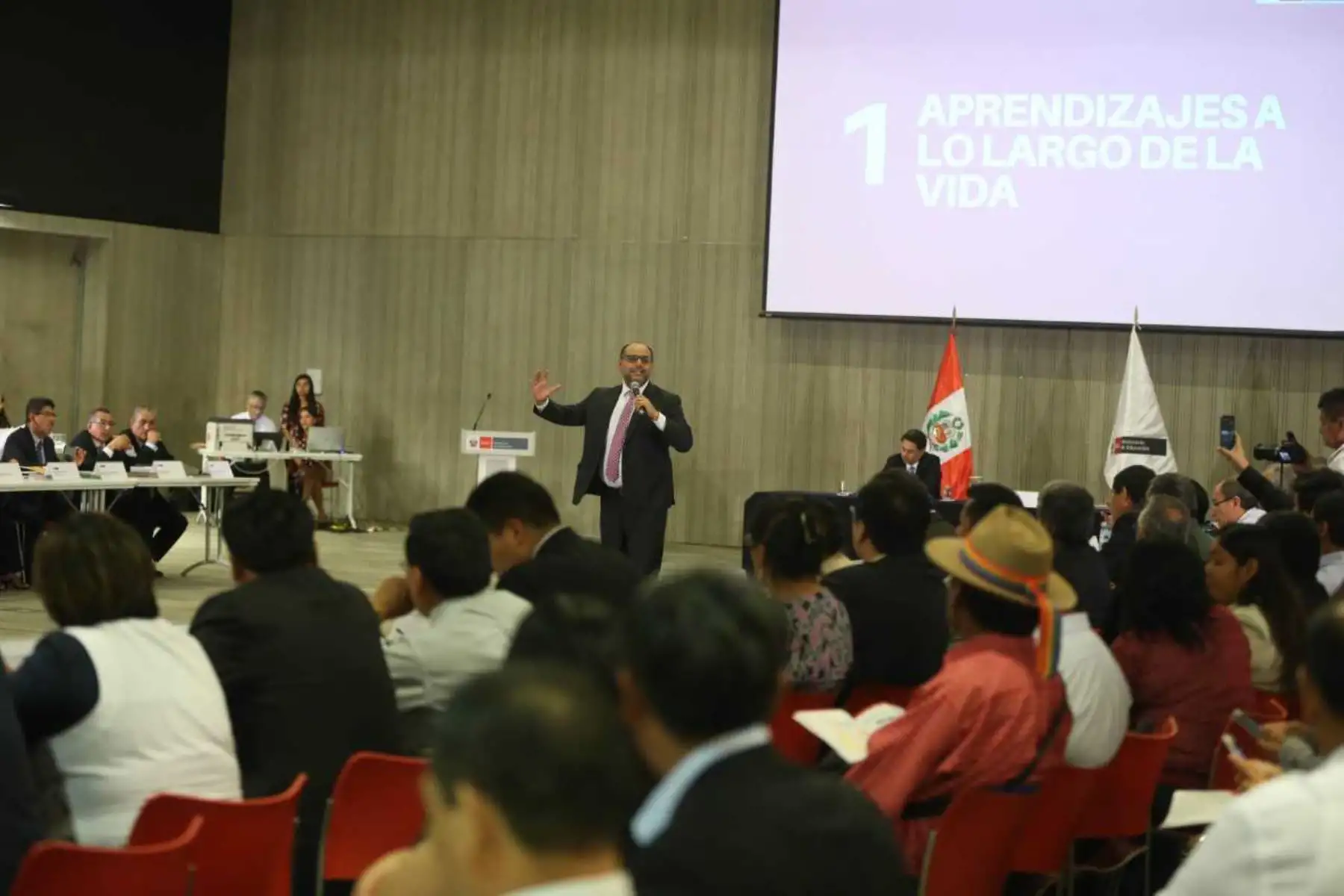 El gobierno nacional y los gobiernos regionales suscribieron el Pacto Nacional Bicentenario por la Educación, mediante el cual se comprometen a formar ciudadanos con conciencia crítica de su realidad, respetuosos de las diferencias culturales y sociales, así como de los recursos naturales y de su ambiente y comprometidos con los valores éticos, la justicia y la lucha contra la corrupción.