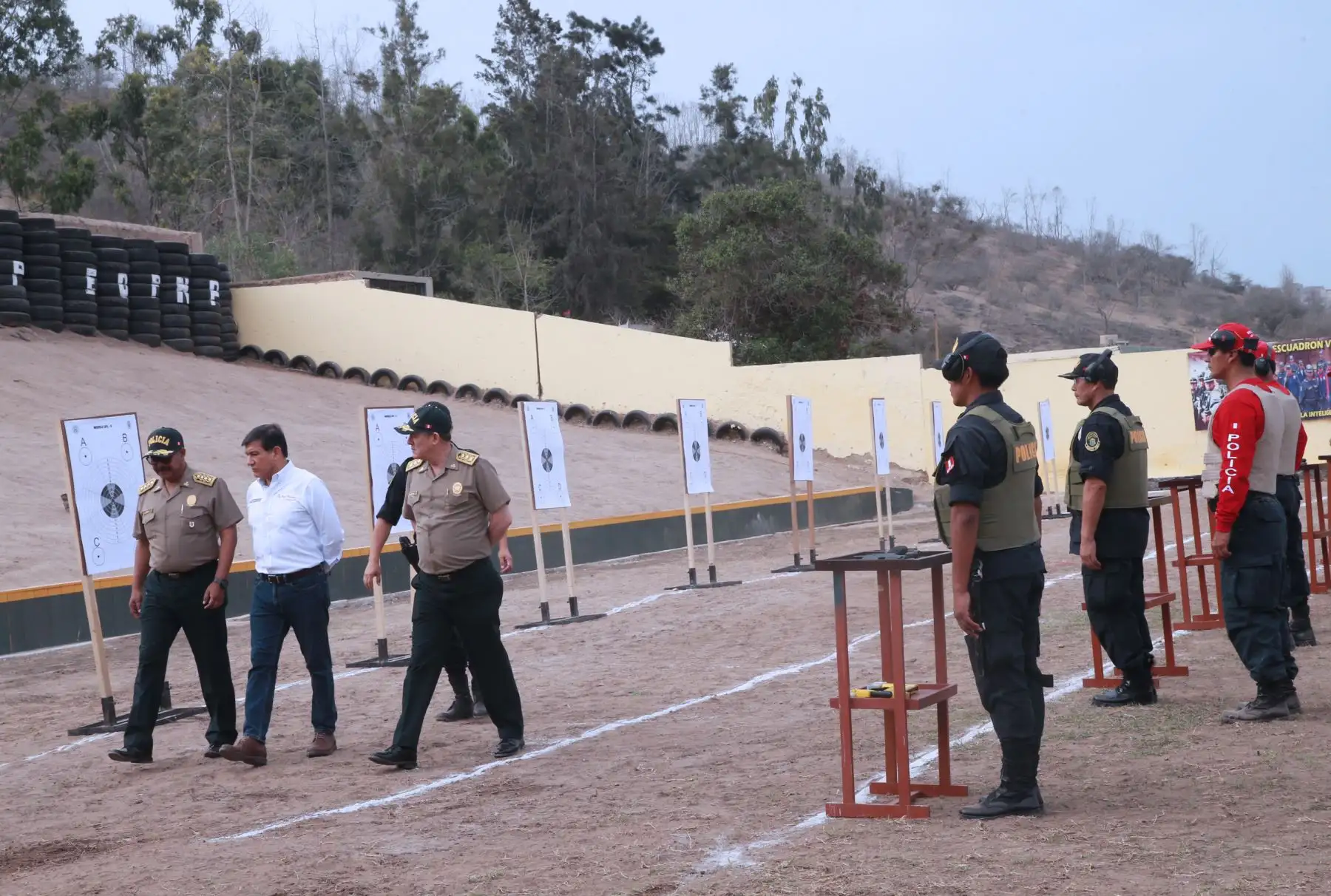 Ministro del Interior, Carlos Morán , supervisa  las prácticas de instrucción de tiro,y entrenamiento de técnicas de reducción  y defensa personal  de la PNP 
 Región Policial Lima . Foto: ANDINA/Norman Córdova