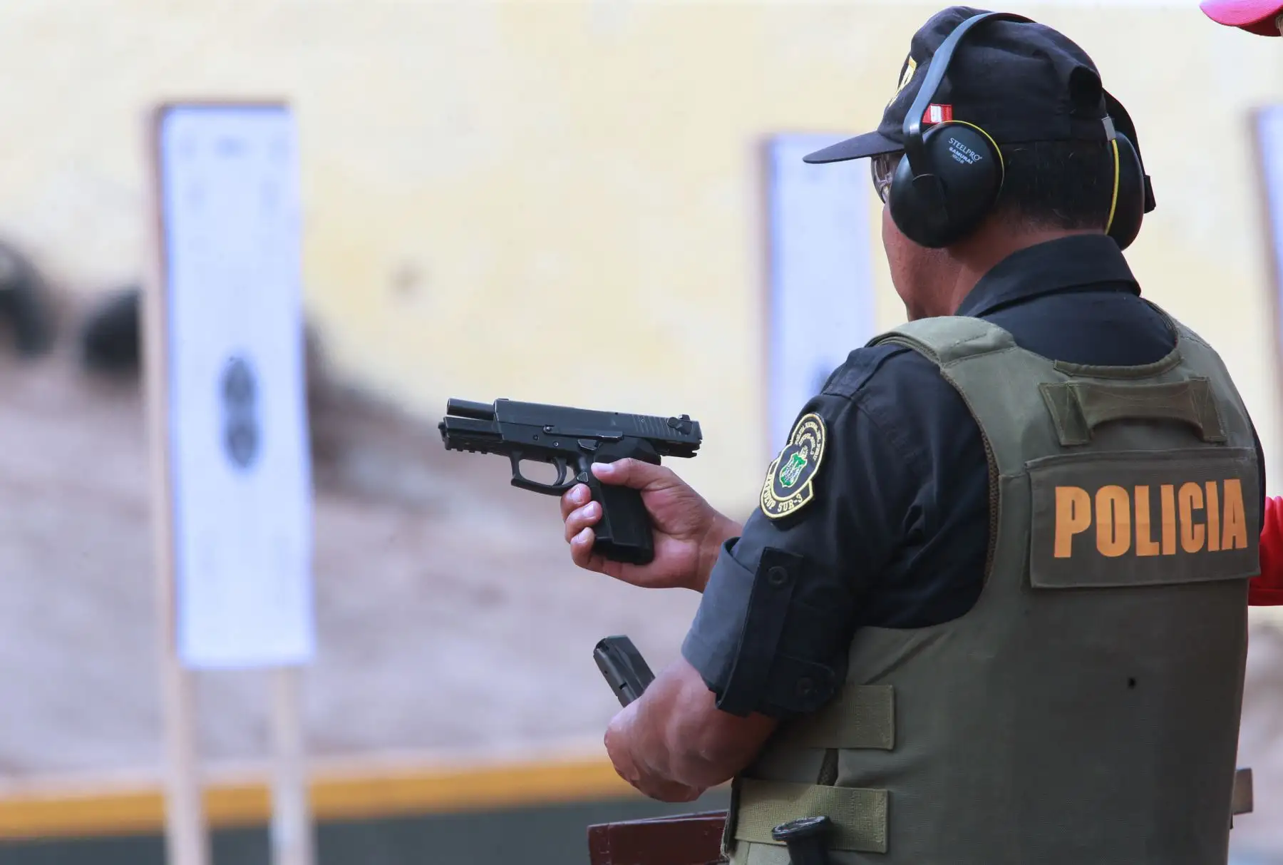 Ministro del Interior, Carlos Morán , supervisa  las prácticas de instrucción de tiro,y entrenamiento de técnicas de reducción  y defensa personal  de la PNP 
 Región Policial Lima . Foto: ANDINA/Norman Córdov