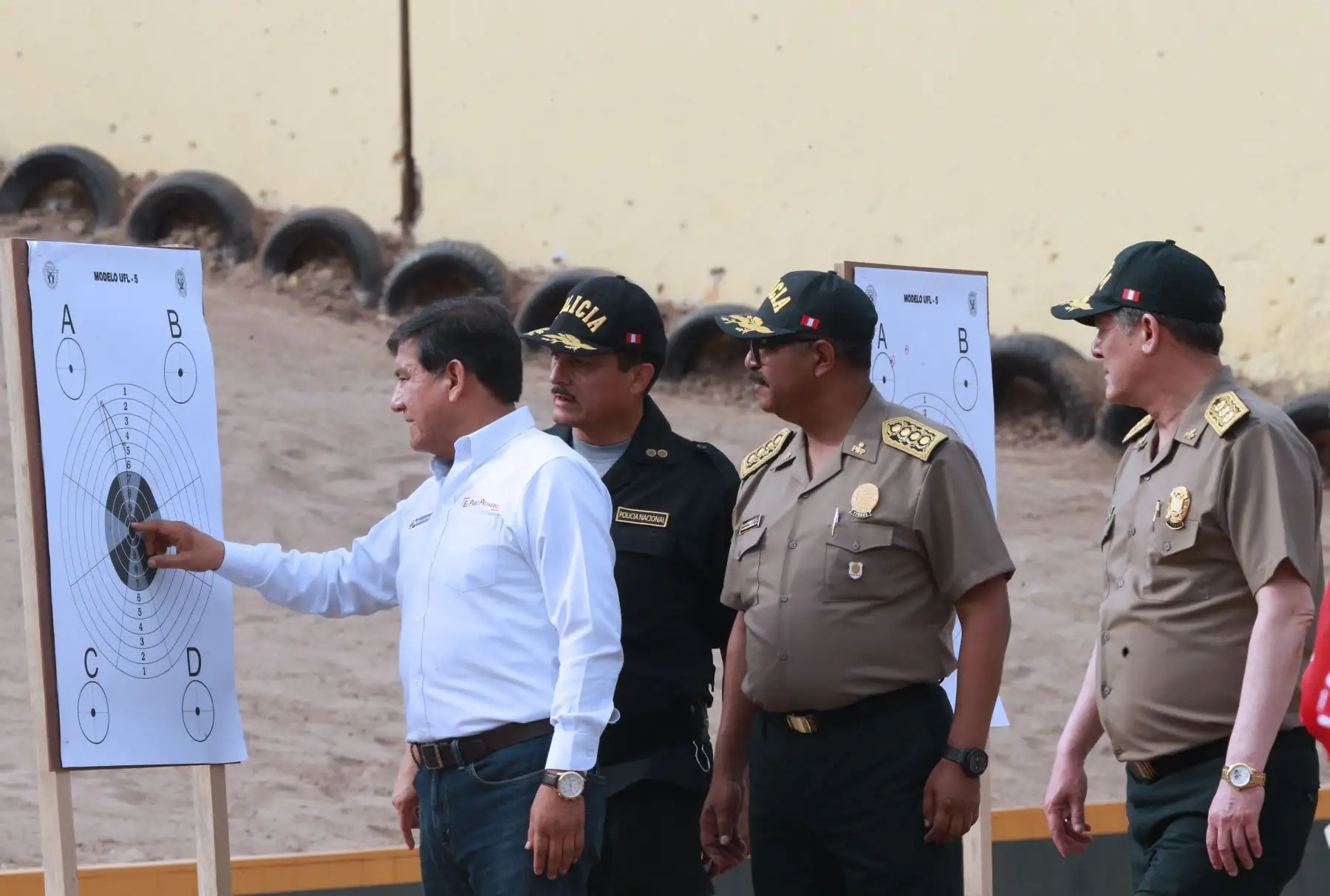 Ministro del Interior, Carlos Morán , supervisa  las prácticas de instrucción de tiro,y entrenamiento de técnicas de reducción  y defensa personal  de la PNP 
 Región Policial Lima . Foto: ANDINA/Norman Córdov