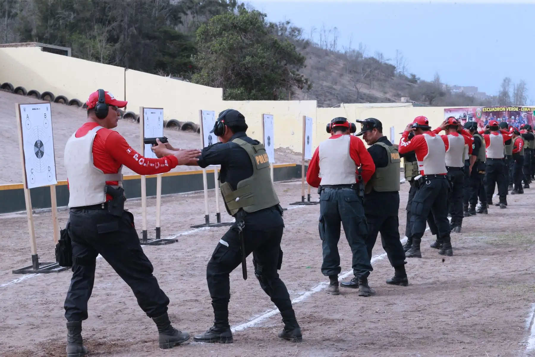 Ministro del Interior, Carlos Morán , supervisa  las prácticas de instrucción de tiro,y entrenamiento de técnicas de reducción  y defensa personal  de la PNP 
 Región Policial Lima . Foto: ANDINA/Norman Córdov