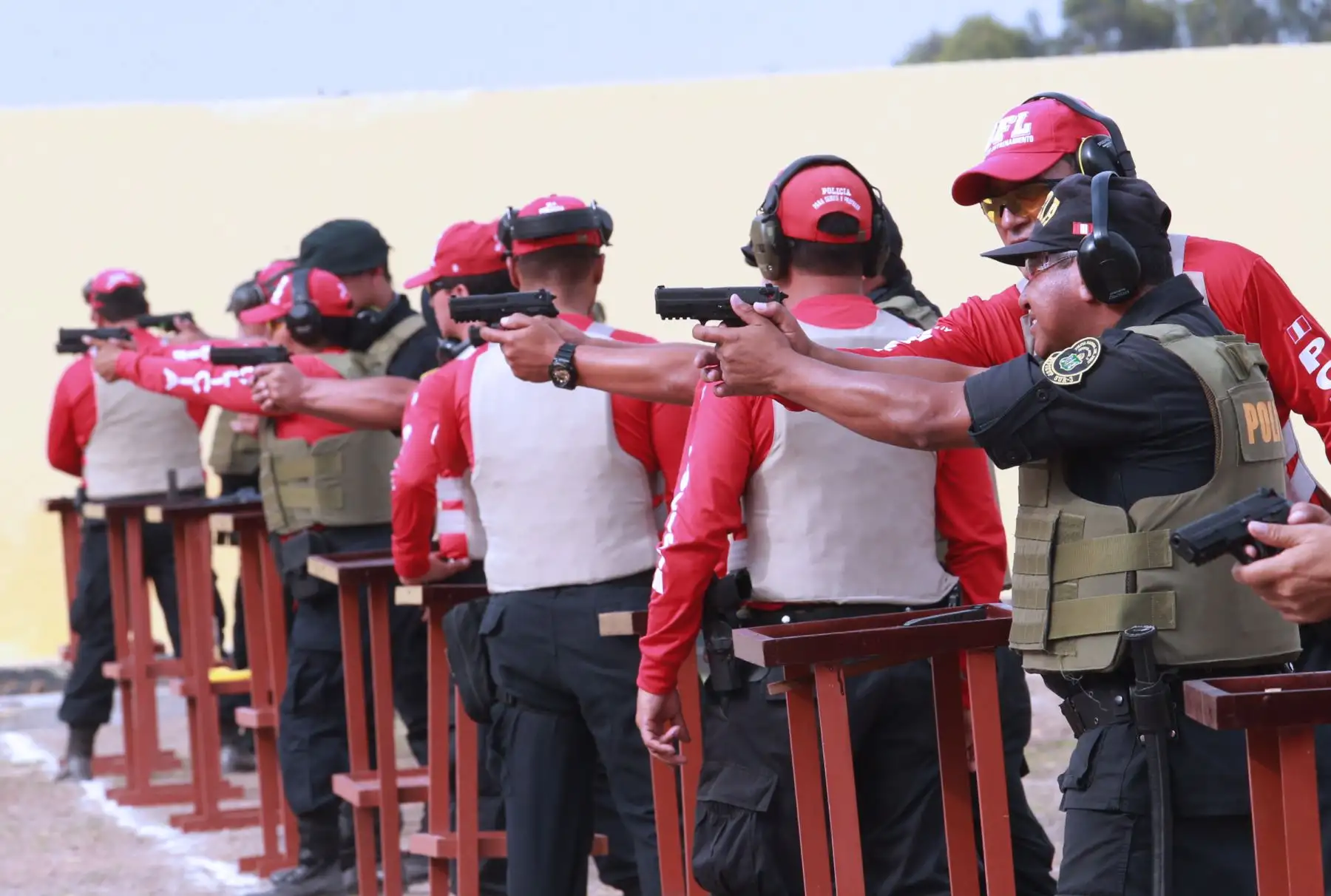 Ministro del Interior, Carlos Morán , supervisa  las prácticas de instrucción de tiro,y entrenamiento de técnicas de reducción  y defensa personal  de la PNP 
 Región Policial Lima . Foto: ANDINA/Norman Córdov