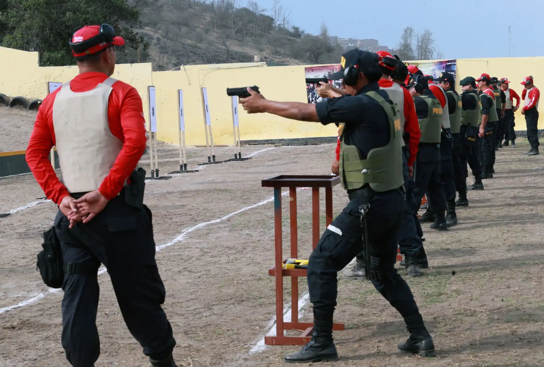 Ministro del Interior, Carlos Morán , supervisa  las prácticas de instrucción de tiro,y entrenamiento de técnicas de reducción  y defensa personal  de la PNP 
 Región Policial Lima . Foto: ANDINA/Norman Córdov