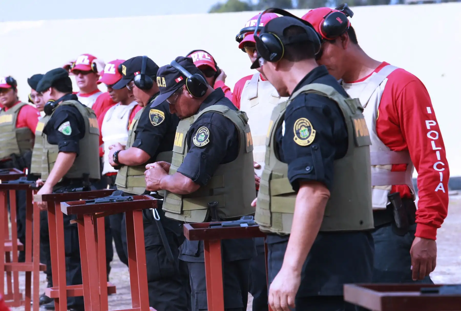 Ministro del Interior, Carlos Morán , supervisa  las prácticas de instrucción de tiro,y entrenamiento de técnicas de reducción  y defensa personal  de la PNP 
 Región Policial Lima . Foto: ANDINA/Norman Córdov