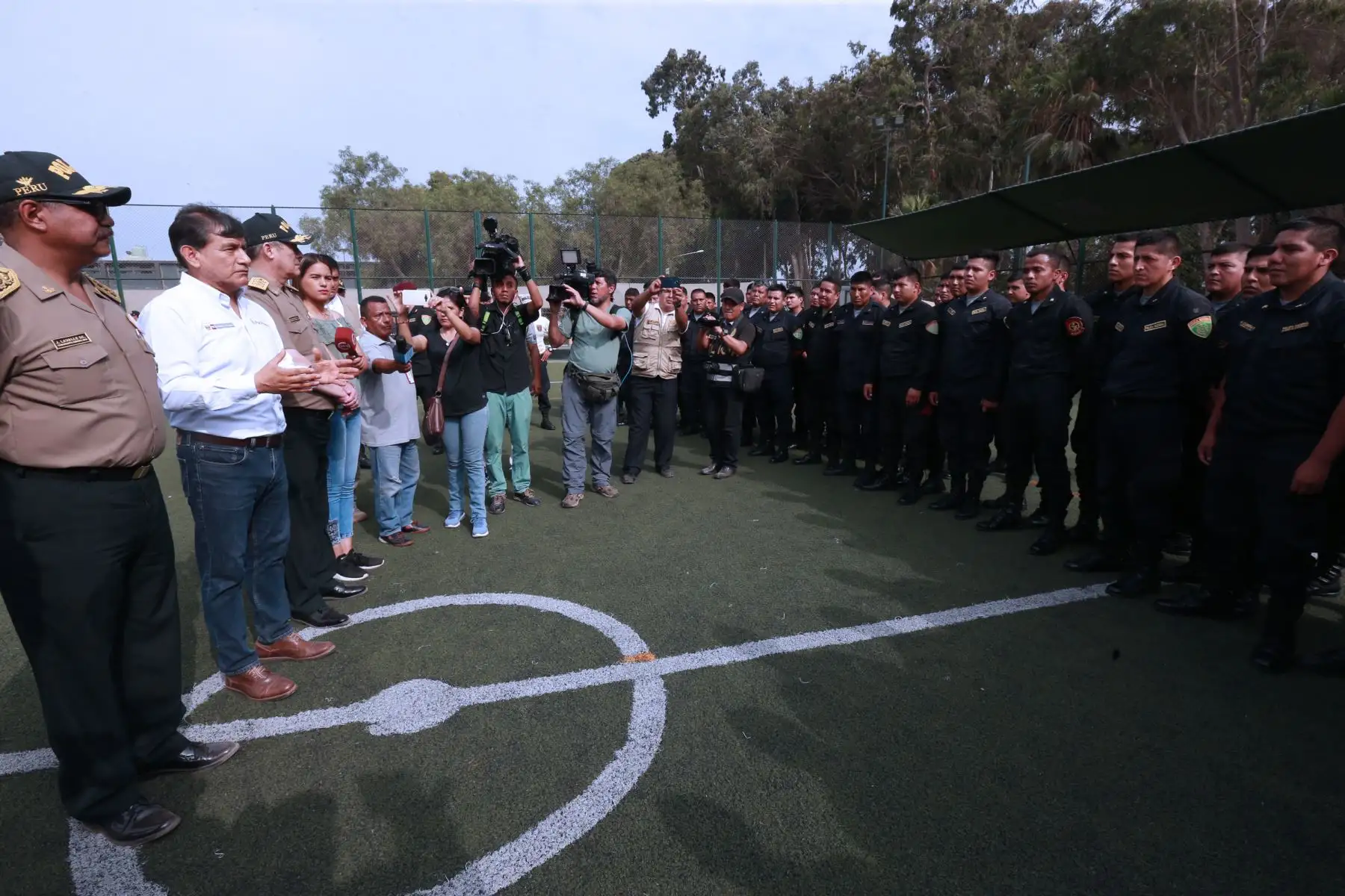 Ministro del Interior, Carlos Morán , supervisa  las prácticas de instrucción de tiro,y entrenamiento de técnicas de reducción  y defensa personal  de la PNP 
 Región Policial Lima . Foto: ANDINA/Norman Córdov