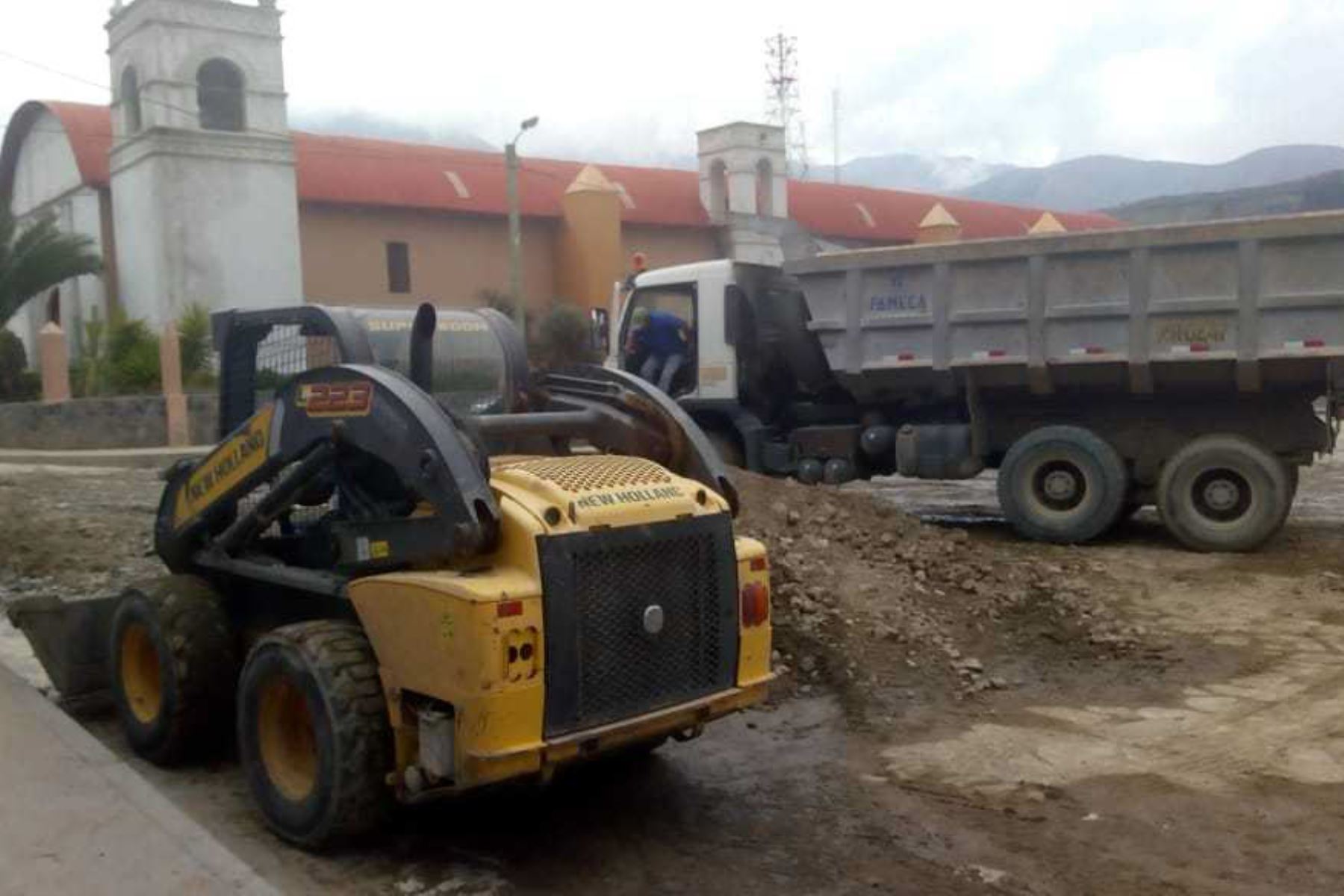 Los trabajos de limpieza y desatoro de los desagües del distrito de Pamapacolca, en Arequipa que colapsaron tras la caída de un huaico en la zona, continúan hoy a cargo de las autoridades de la provincia de Castilla y pobladores del lugar, informó la alcaldesa Paola Lazo.