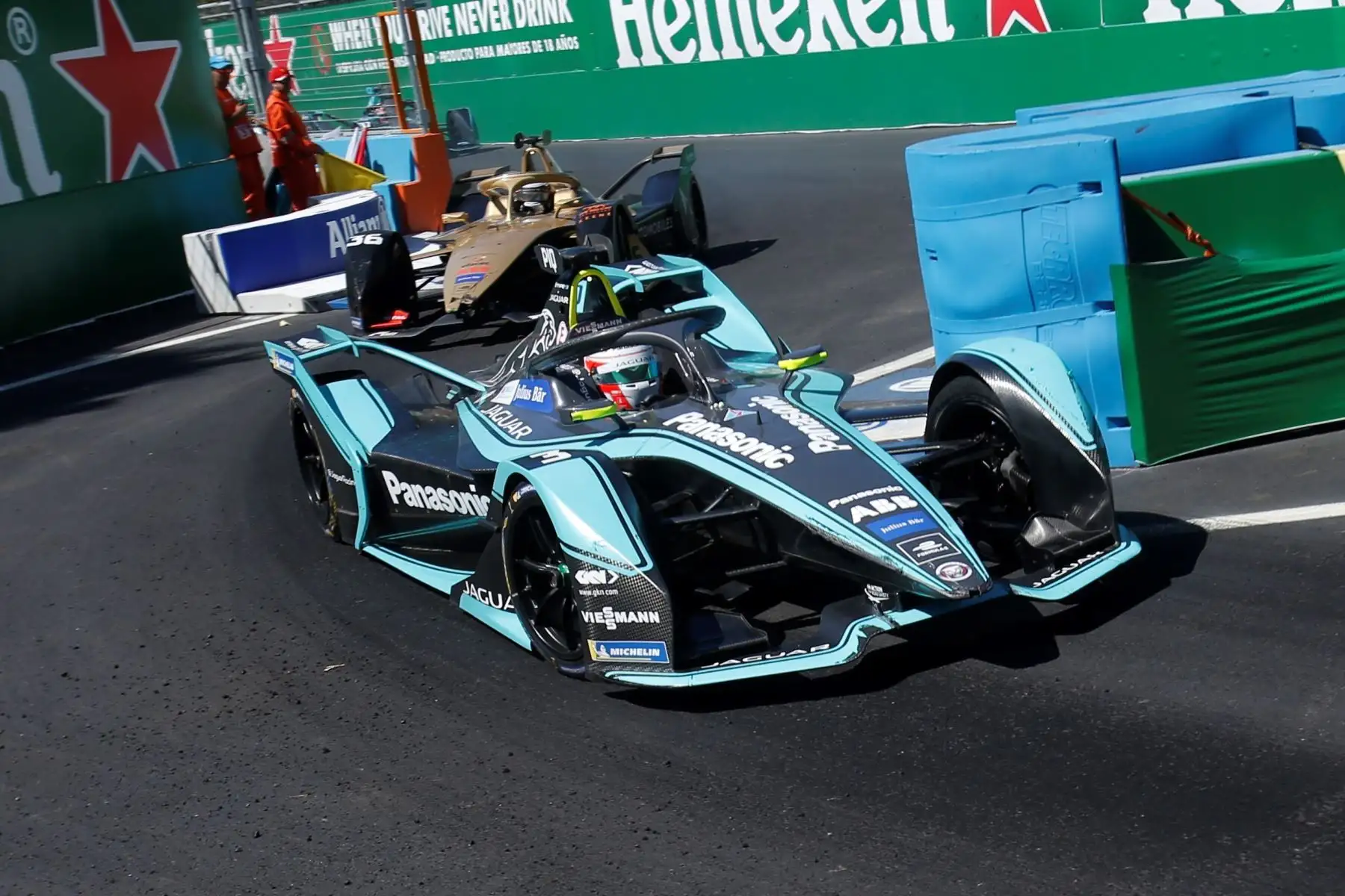 SANTIAGO (CHILE) - El piloto brasileño Nelson Piquet Jr., del equipo Panasonic Jaguar Racing, corre en el Gran Premio de Santiago de Fórmula E de este sábado, en el Circuito del Parque O