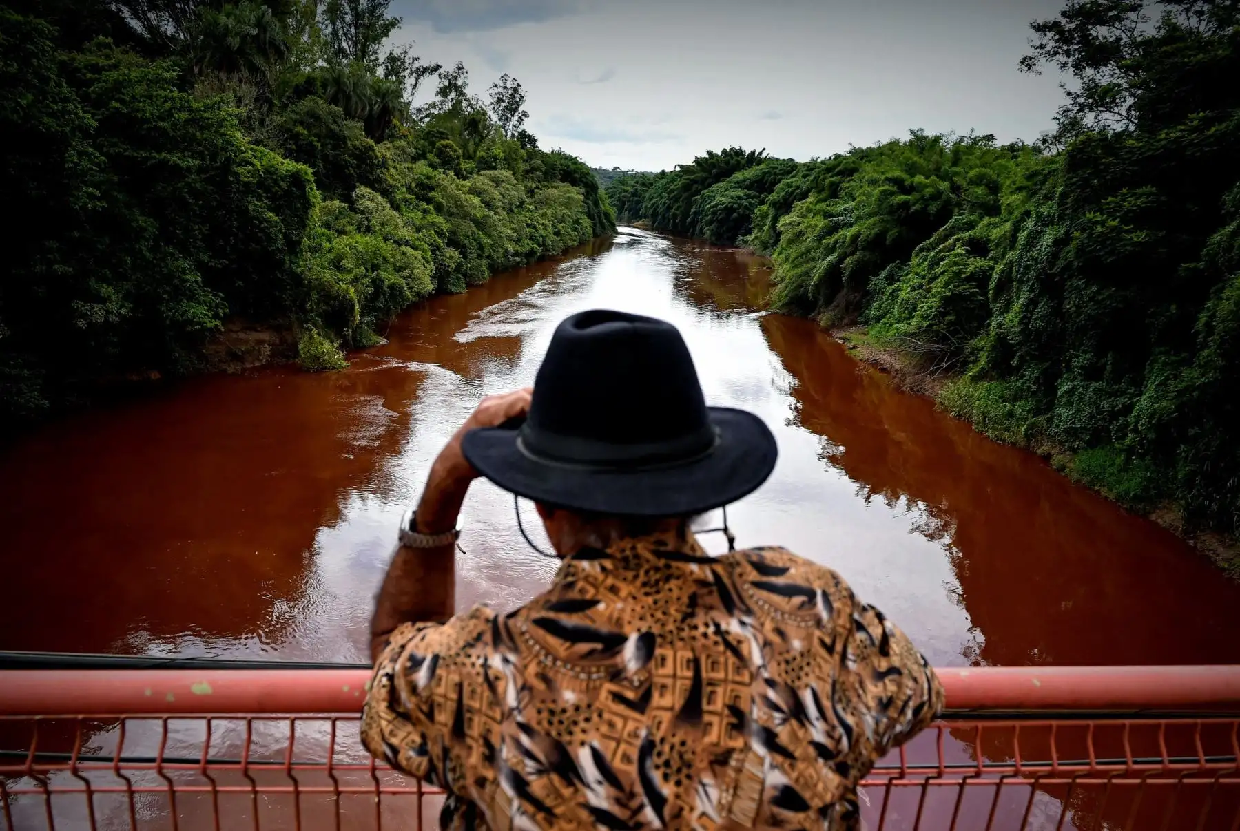 BRUMADINHO (BRASIL).- Un hombre observa el río Paraopeba con la evidencia del desastre causado por la rotura de una presa que contenía residuos minerales de la compañía Vale, en Brumadinho, municipio de Minas Gerais (Brasil). Al menos nueve personas han muerto y 300 se encuentran desaparecidas, han informado los bomberos. Foto: EFE/Yuri Edmundo