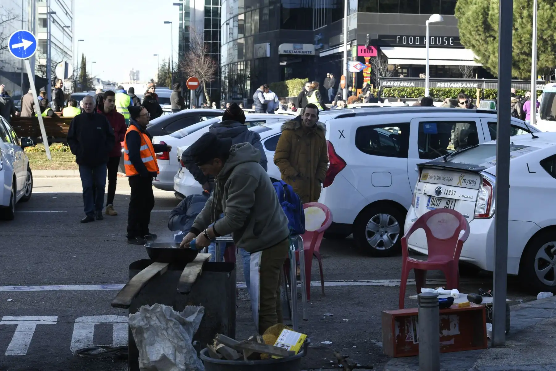 MADRID.- Por sexto día consecutivo, cientos de taxistas madrileños han amanecido acampados frente al recinto ferial de Madrid (Ifema), 
