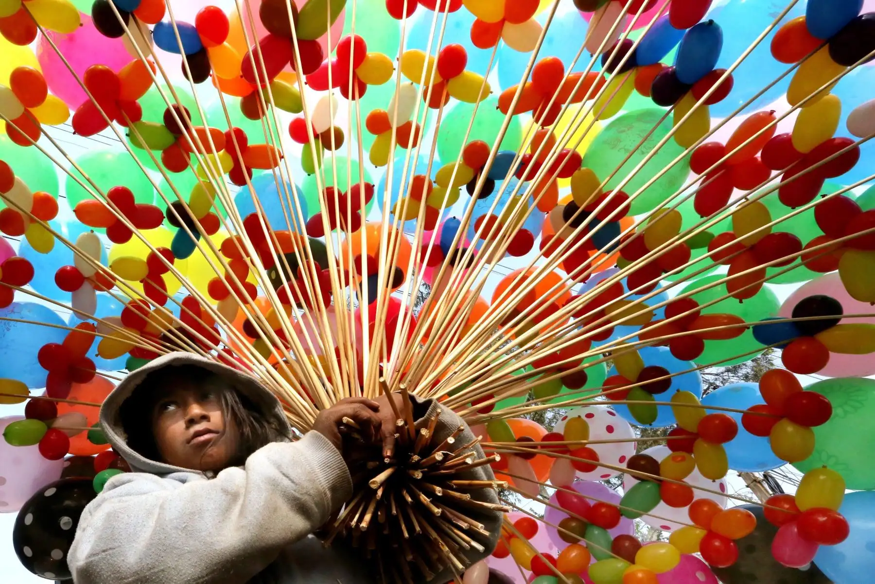 BHOPAL (INDIA).- Una niña vende globos junto a una carretera en Bhopal (India).Foto: EFE/ Sanjeev Gupta