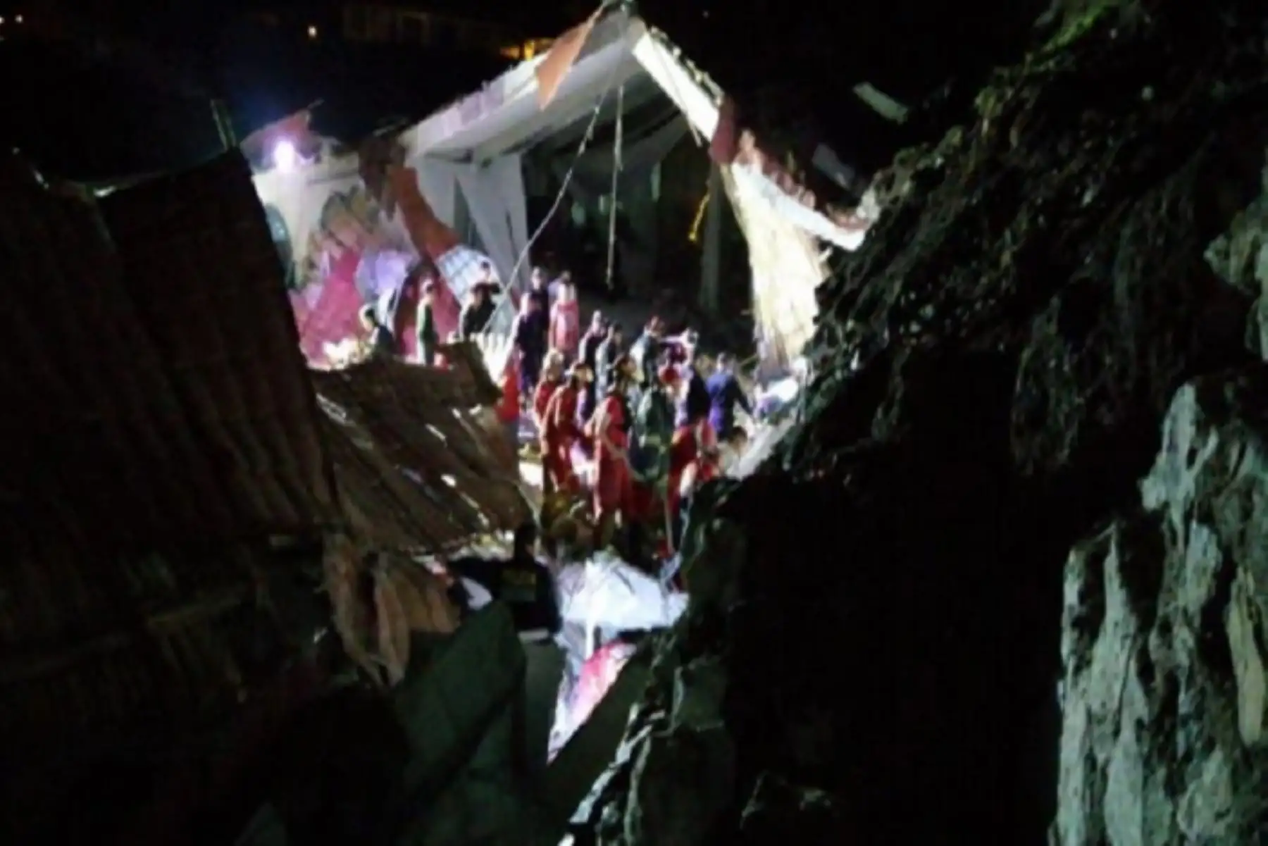 El colapso de la pared y techo del Hotel Alahambra, cuando se llevaba a cabo un matrimonio en Abancay, región Apurímac, ha dejado hasta el momento 15 muertos y 30 heridos, informó el jefe del Instituto Nacional de Defensa Civil, (Indeci), Jorge Chávez.