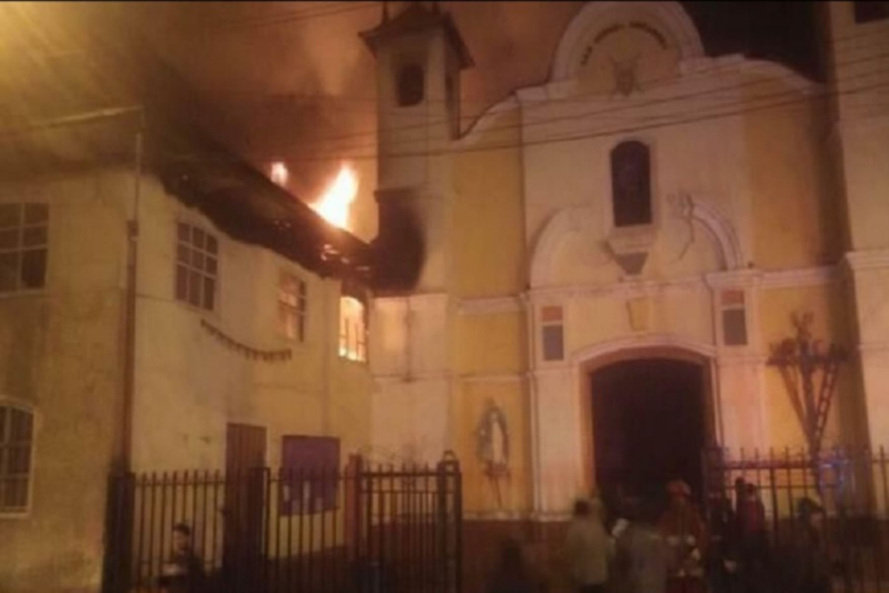 Un incendio urbano afectó patrimonio cultural y locales públicos en el Jirón Bolognesi del distrito de Chaupimarca, provincia y región Pasco, como la catedral “San Miguel Arcángel” y la oficina de Registro Públicos, informó el Instituto Nacional de Defensa Civil (Indeci).