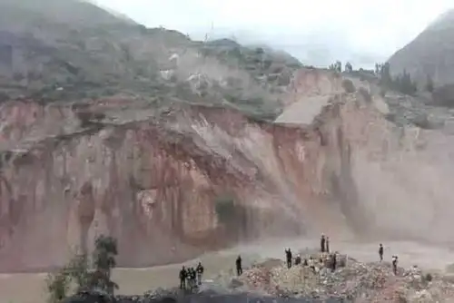 El Centro de Operaciones de Emergencia Regional (COER) de Áncash, reportó hoy deslizamientos de un cerro que vienen cayendo en la margen izquierda del río Santa, en el sector del Puente La Carbonera, en la ciudad de Caraz, provincia de Huaylas.