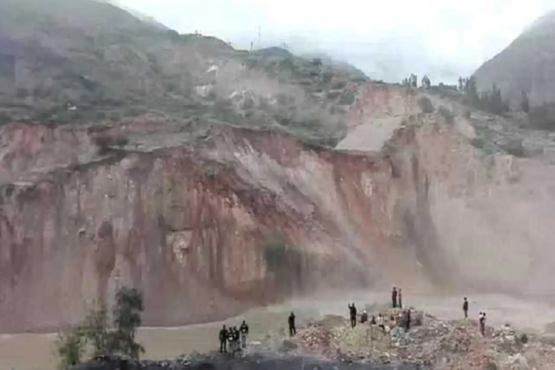 El Centro de Operaciones de Emergencia Regional (COER) de Áncash, reportó hoy deslizamientos de un cerro que vienen cayendo en la margen izquierda del río Santa, en el sector del Puente La Carbonera, en la ciudad de Caraz, provincia de Huaylas.