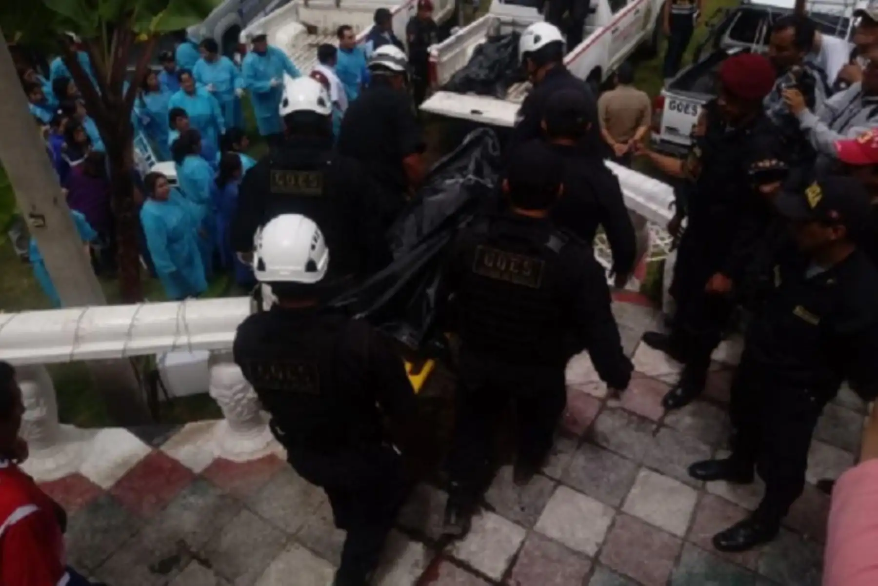 Autoridades del Ministerio Público y la Policía Nacional continúan con los trabajos de recuperación de cadáveres, e identificación de los mismos, tras el colapso de una pared y techo del hotel Alahambra, en la ciudad apurimeña de Abancay, cuando se celebraba un matrimonio.