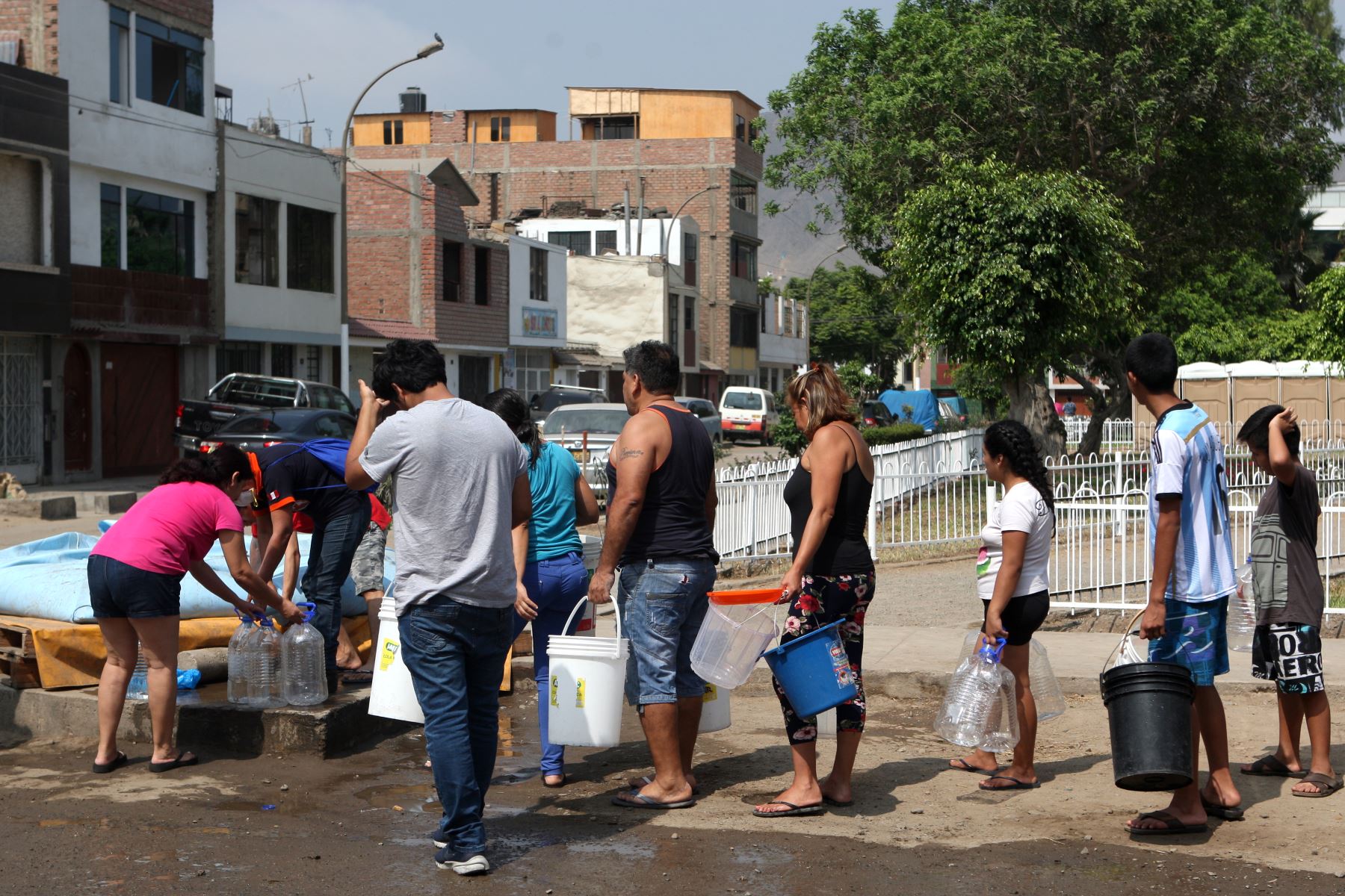 Pobladores de San Juan de Lurigancho se abastecen de agua tras aniego. Foto: ANDINA/Héctor Vinces