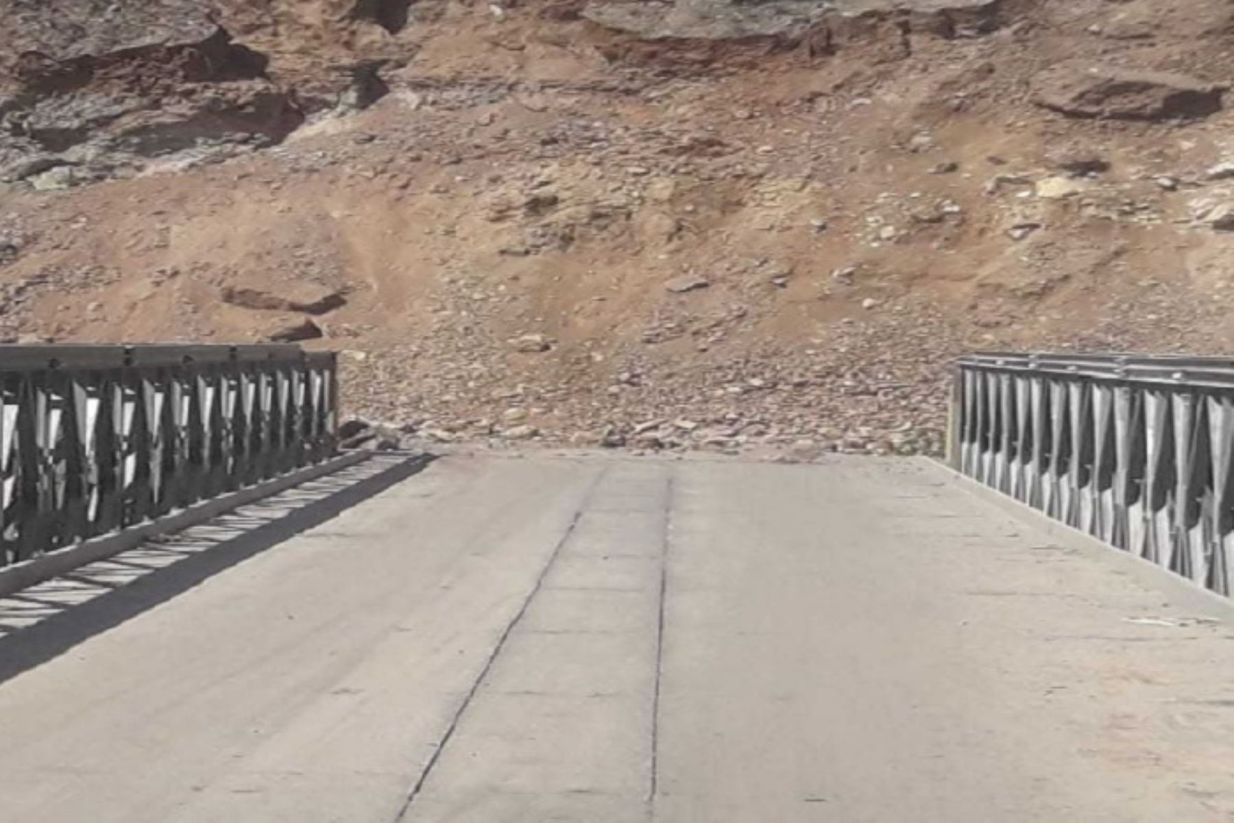 Áncash: restringen acceso a puente carbonero por deslizamientos