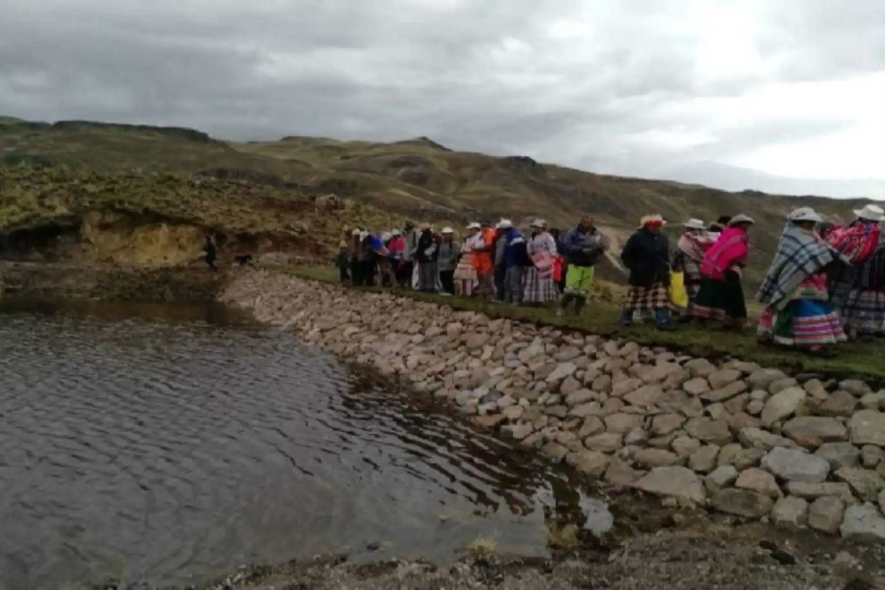 Con la inauguración de la qocha Loyorota, ubicada en el distrito de Tuti, provincia de Caylloma, el Ministerio de Agricultura y Riego (Minagri) entrega en la región Arequipa 8 qochas (reservorios naturales) que construyó el Fondo Sierra Azul y que proveerán 727,106.17 metros cúbicos de agua en beneficio de 349 familias, que podrán irrigar 220 hectáreas de cultivos.