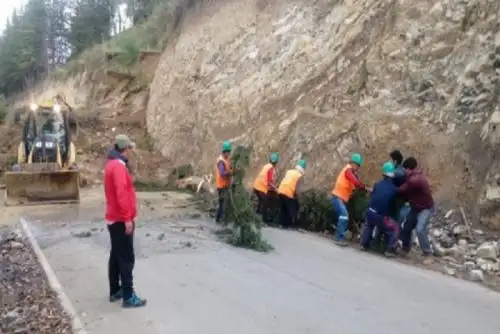 A consecuencias de filtraciones de agua de un reservorio, en la víspera se produjo un deslizamiento de lodo y piedras que afectó la carretera Tartar – Baños del Inca del distrito de Baños del Inca, provincia y región Cajamarca, informó el Instituto Nacional de Defensa Civil (Indeci).