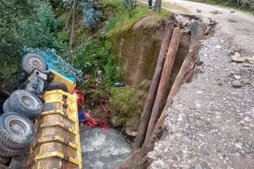 Los ocupantes del volquete que cayó a las aguas del río Andaymayo, región Áncash, resultaron ilesos.