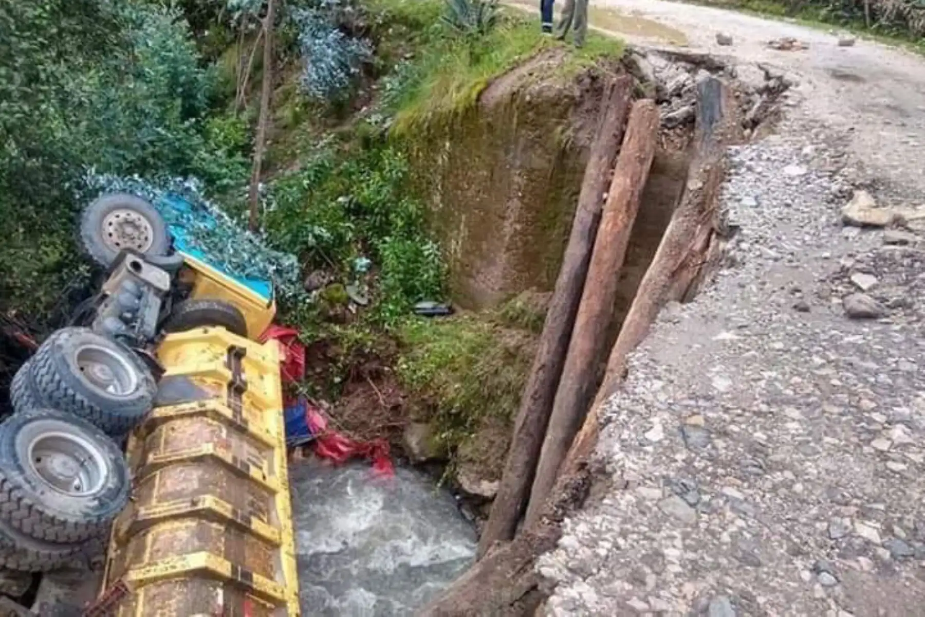 Los ocupantes del volquete que cayó a las aguas del río Andaymayo, región Áncash, resultaron ilesos.