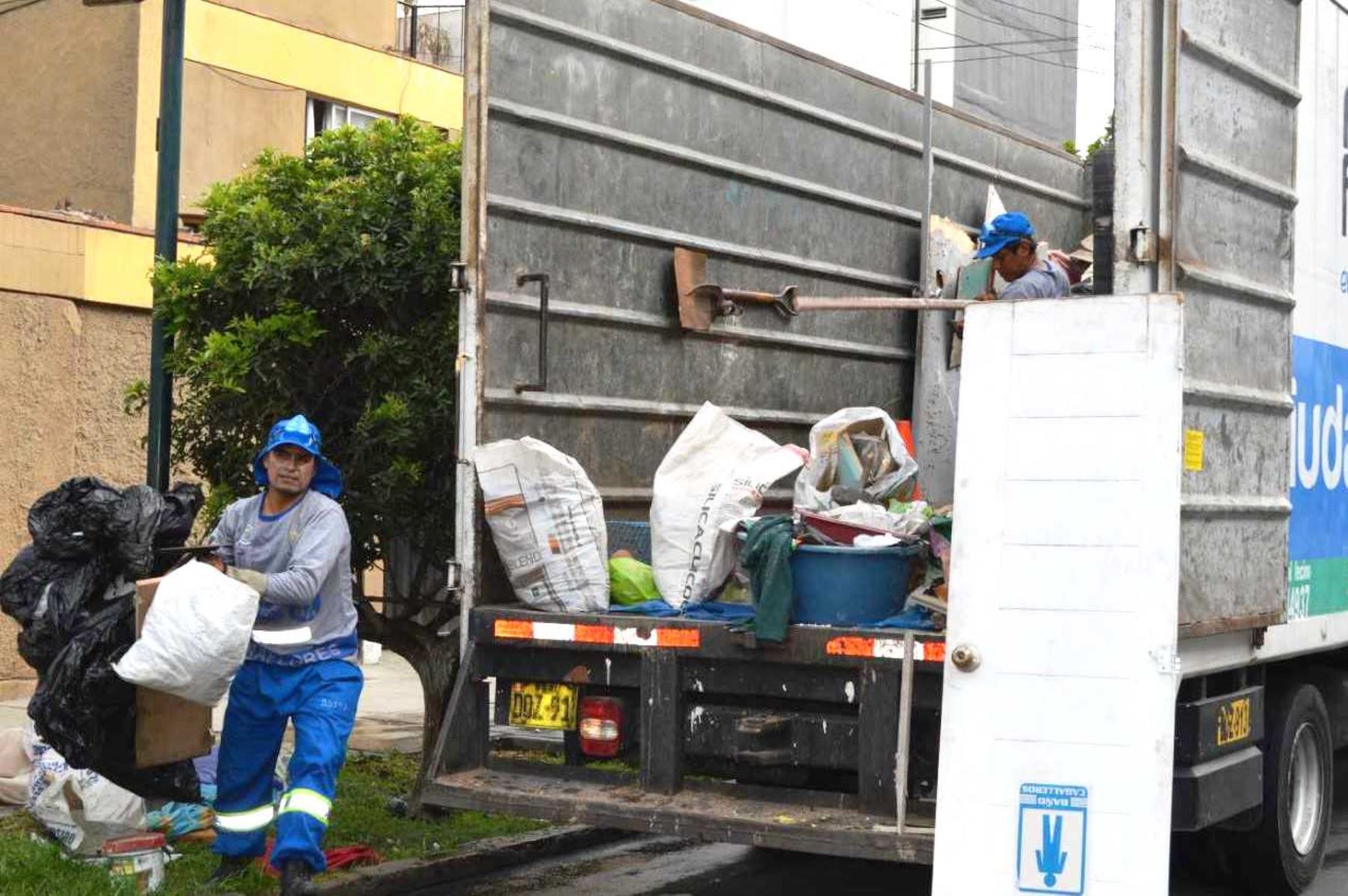 Vecinos de Miraflores retiraron 18 toneladas de residuos sólidos de techos de viviendas. Foto: ANDINA/Difusión.
