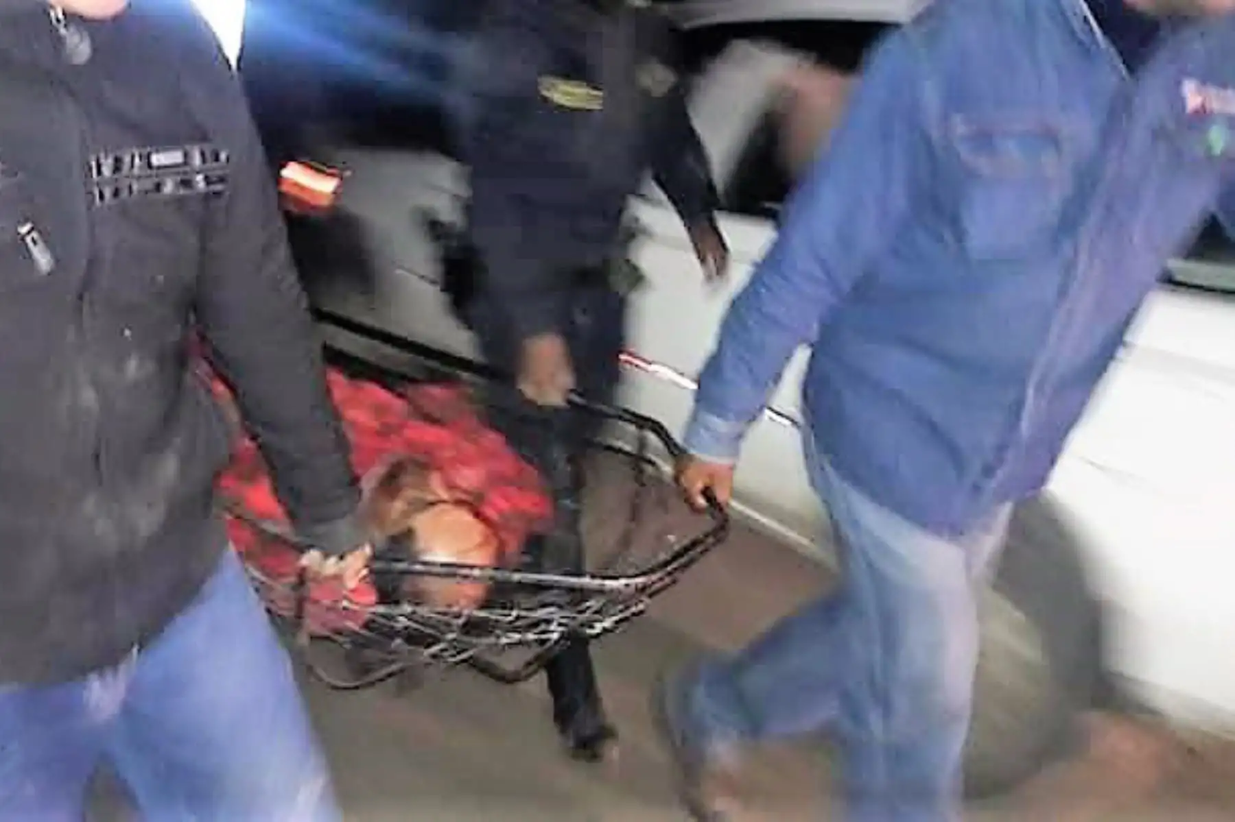 Al menos 19 turistas de diversas nacionalidades resultaron heridos al despistarse el ómnibus de servicio turístico que los trasladaba de la ciudad de Arequipa hacia el valle del Colca. Ellos fueron atendidos en el centro de salud de Chivay, donde el personal médico dispuso el traslado de cuatro de ellos a la clínica San Juan de Dios por presentar heridas de gravedad.ANDINA
