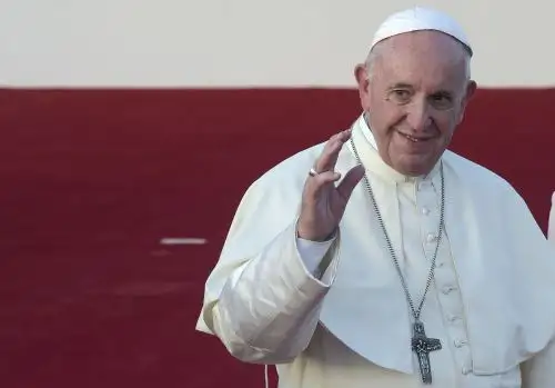 El Papa Francisco se despide mientras se prepara para abordar el avión para el Vaticano en el Aeropuerto de Tocumen en Panamá Foto: AFP