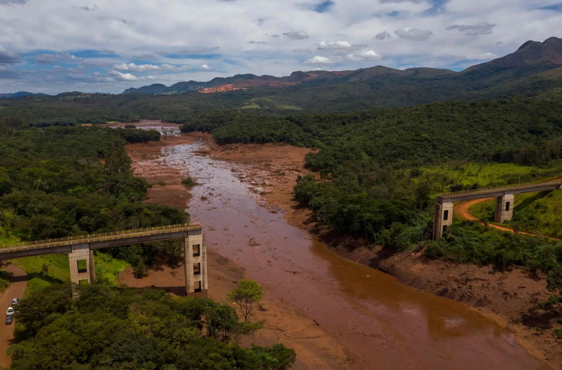 Vista aérea del puente ferroviario derribado por un deslizamiento de tierra después de la caída Foto: AFP