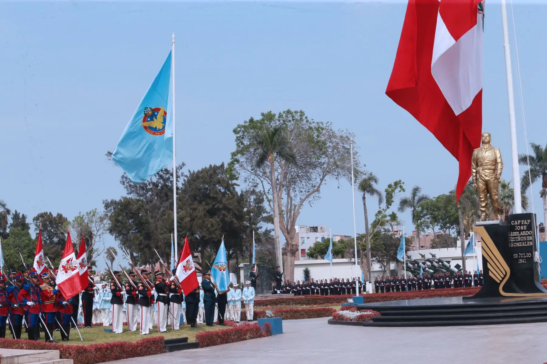 Presidente   Martín Vizcarra participó de la ceremonia central por los 100 años  de la Fuerza Aérea del Perú .Foto: ANDINA/Norman Córdova