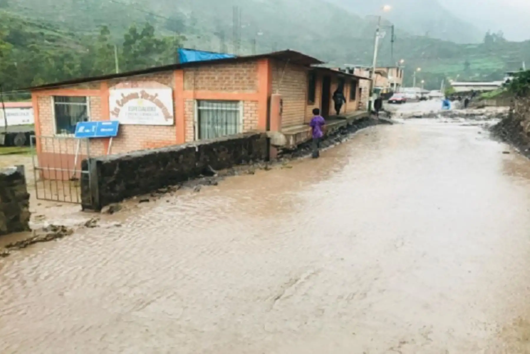 Personal de Provías Nacional realiza los trabajos de limpieza y recuperación de la vía afectada por el huaico que cayó en la localidad de Obrajillo, distrito y provincia de Canta, en la región Lima, informó el Instituto Nacional de Defensa Civil (Indeci).