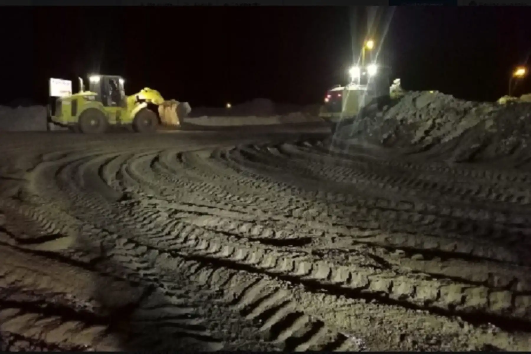 Con el uso de maquinaria pesada continúan los trabajos de recuperación del kilómetro 12.3 del tramo Tacna- Palca, tras los huaicos ocurridos en la víspera en los distritos de Calana, Pachia, Pocollay y Gregorio Albarracín, en la provincia de Tacna, informó el Centro de Operaciones de Emergencia Nacional (COEN).