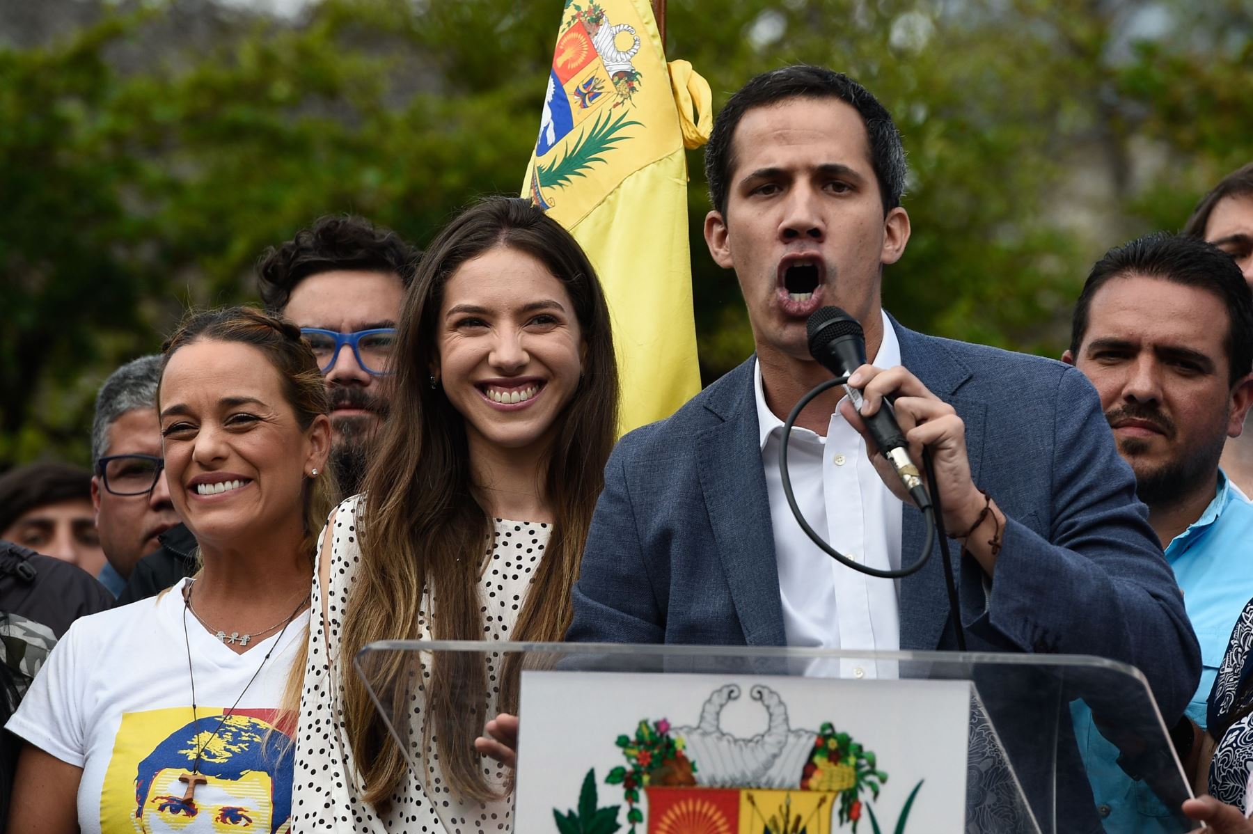 El jefe de la Asamblea Nacional de Venezuela y el autoproclamado "presidente interino" Juan Guaido  habla junto a su esposa Fabiana Rosales Foto: AFP
