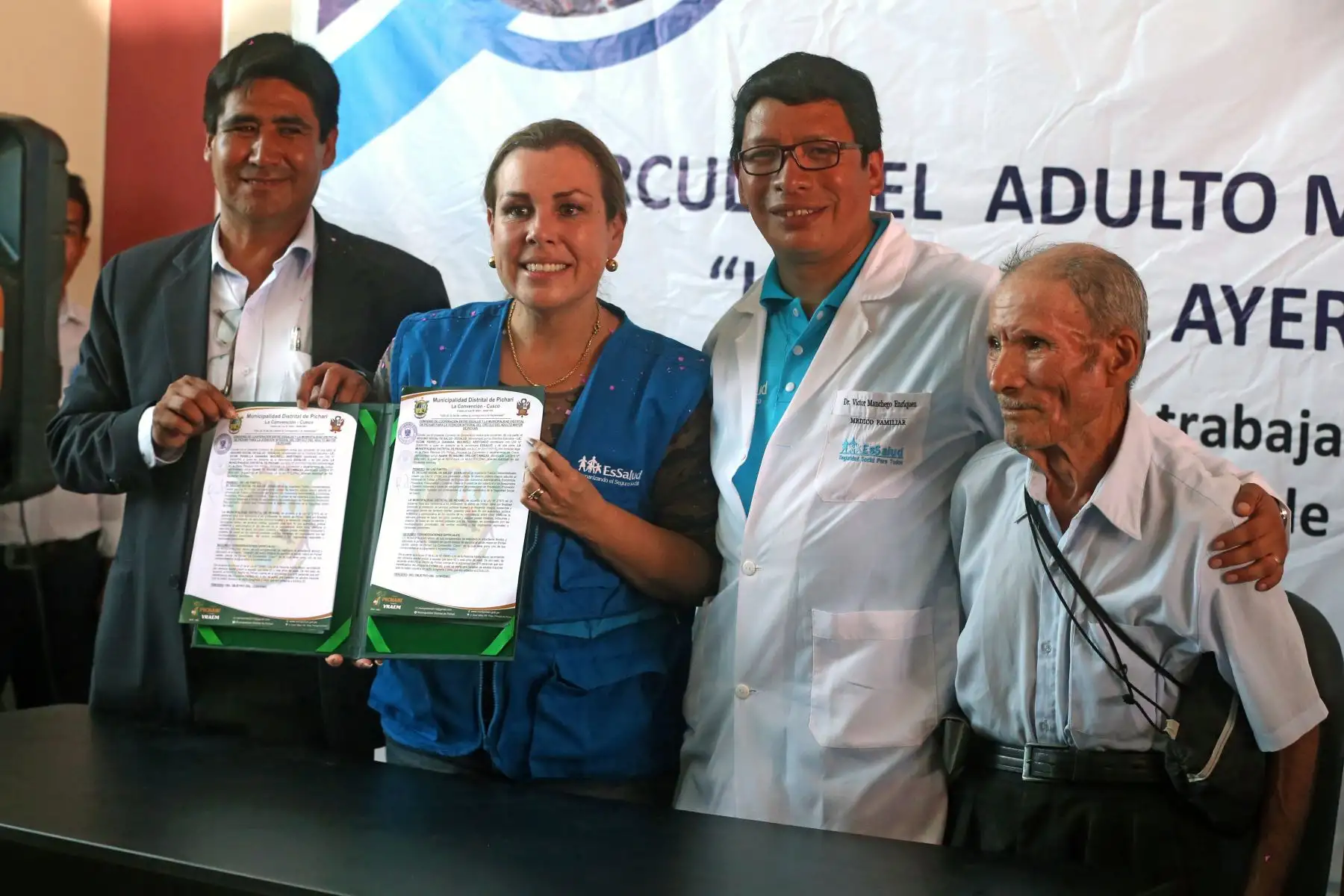Presidenta ejecutiva de  EsSalud, Fiorella Morinelli, firma convenio a favor del desarrollo de los Adultos Mayores en  Pichari (Vraem). Foto: ANDINA/Vidal Tarqui