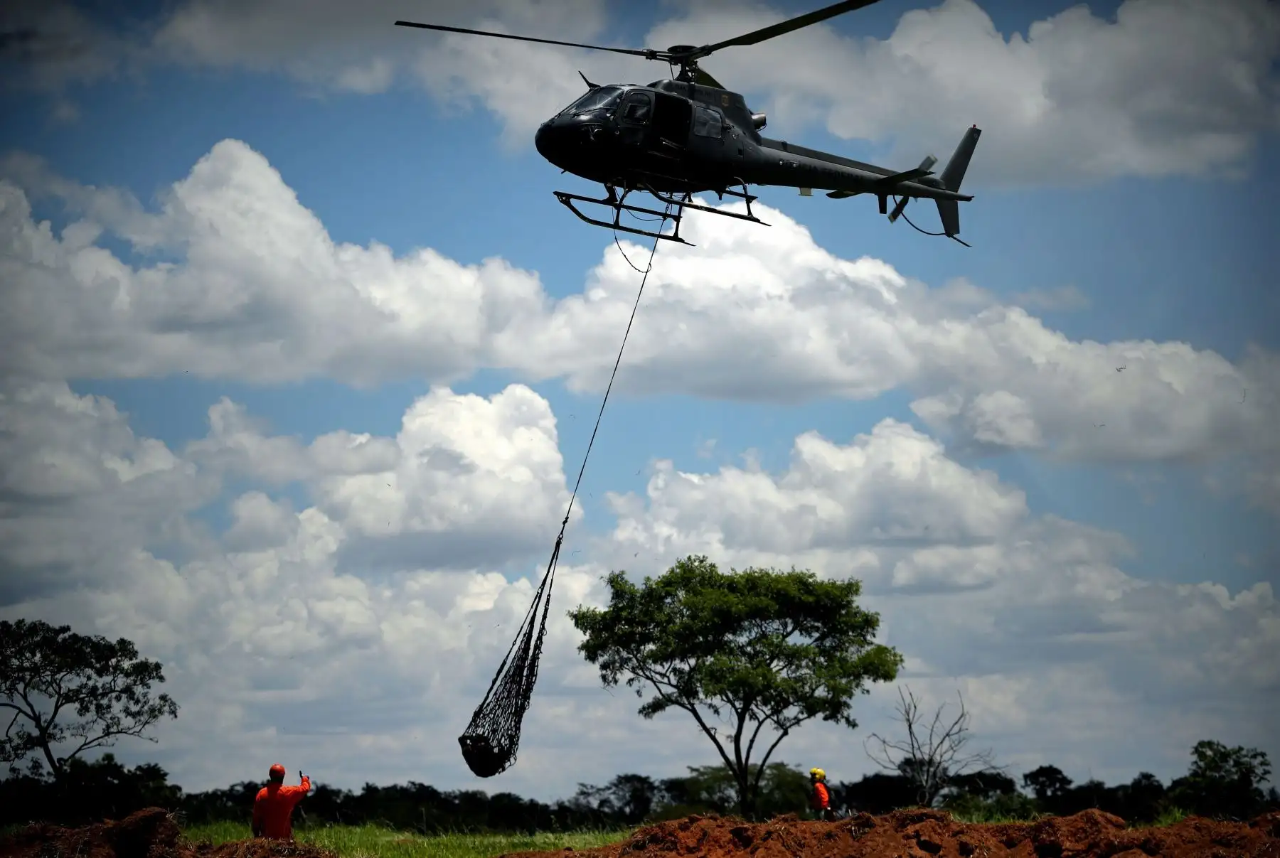 Bomberos trabajan en el rescate de los cuerpos de víctimas tras la ruptura el pasado viernes de una presa minera en Brumadinho (Brasil). EFE/ Antonio Lacerda