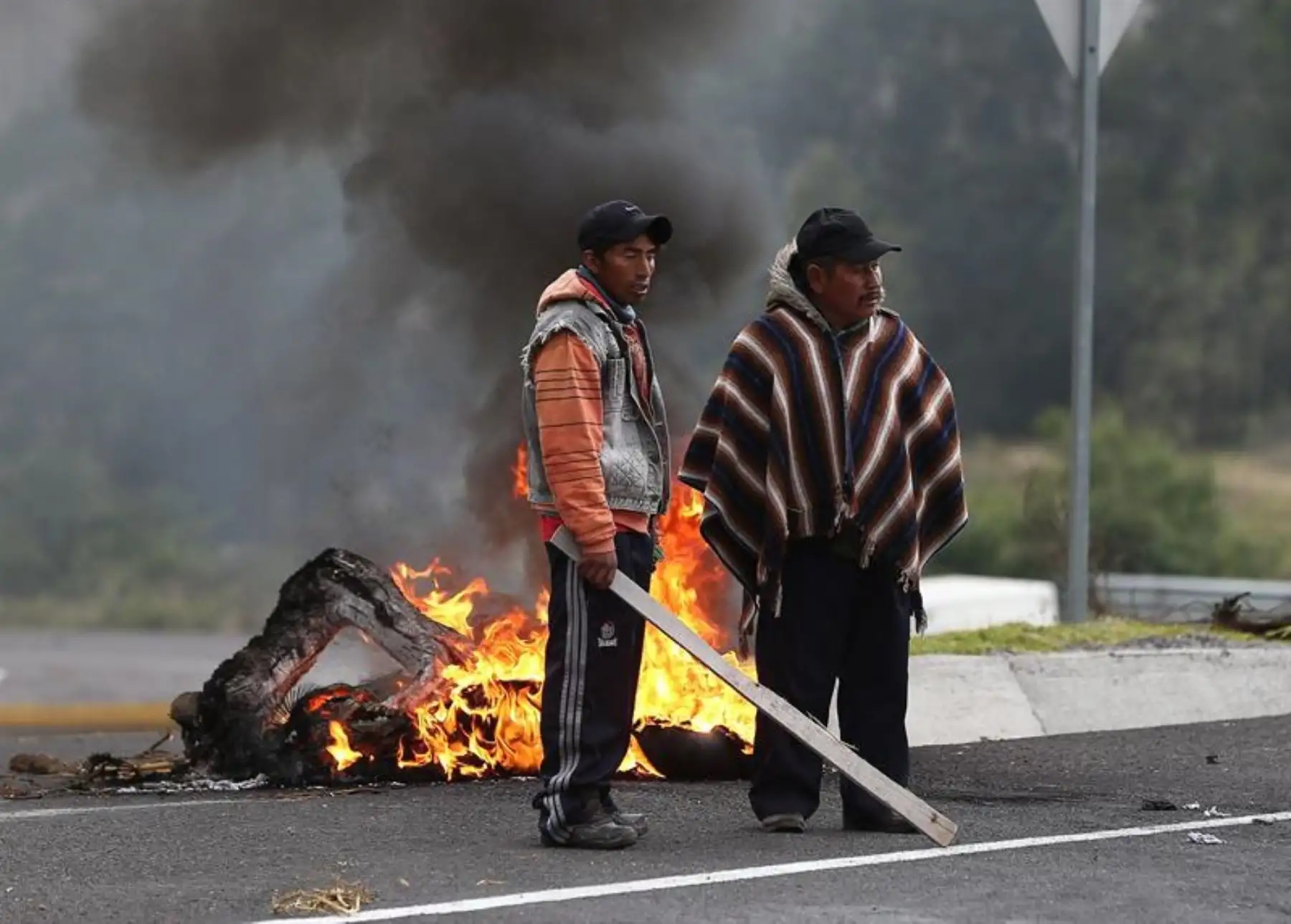 La protesta contra las medidas económicas del Gobierno y que está liderada por la Confederación de Nacionalidades Indígenas de Ecuador (Conaie) inició este lunes con el bloqueo parcial de una de las principales carreteras de la provincia de Cotopaxi, situada en el centro andino del país. EFE/José Jácome
