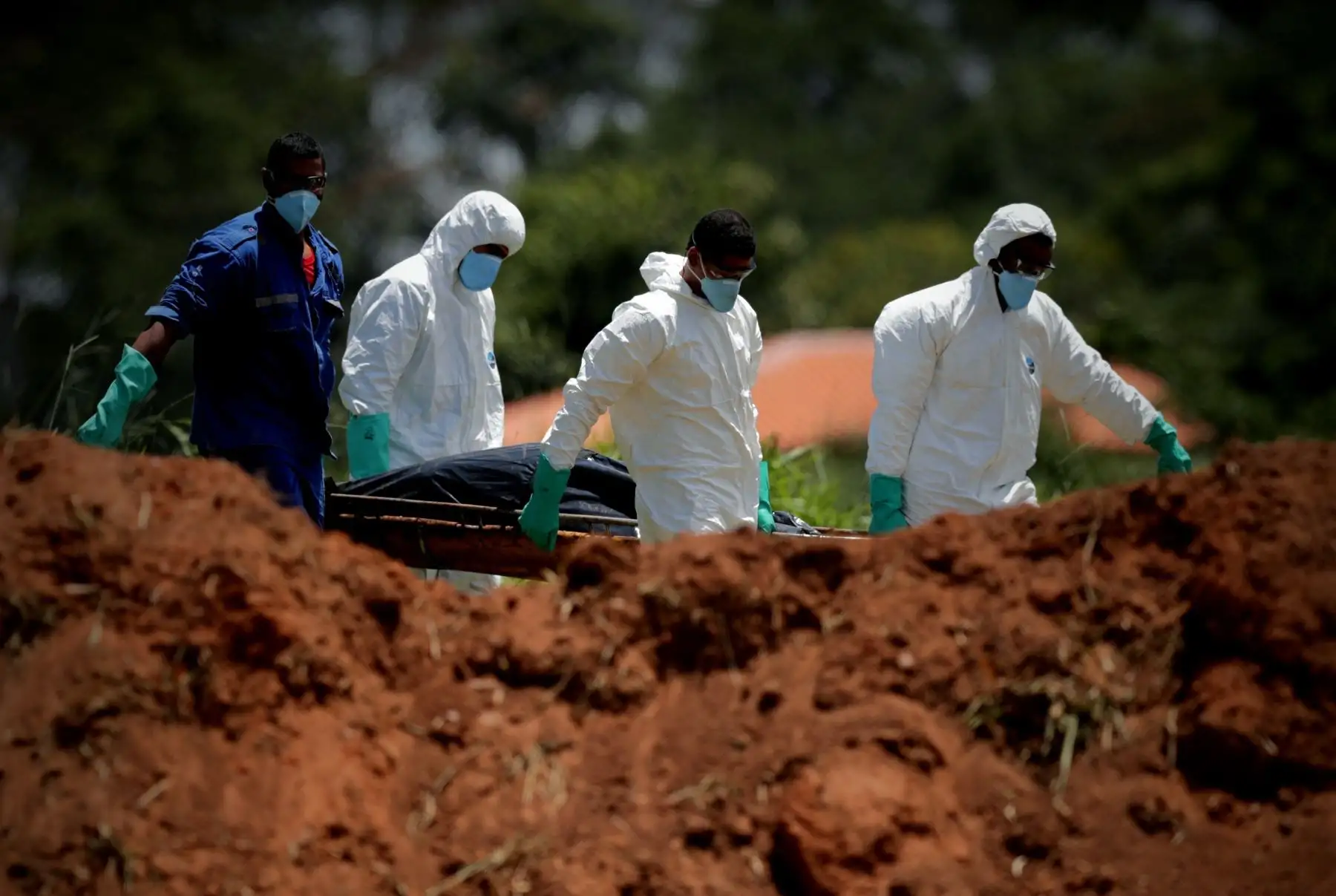 Bomberos trabajan en el rescate de los cuerpos de víctimas tras la ruptura el pasado viernes de una presa minera en Brumadinho (Brasil). EFE/ Antonio Lacerda