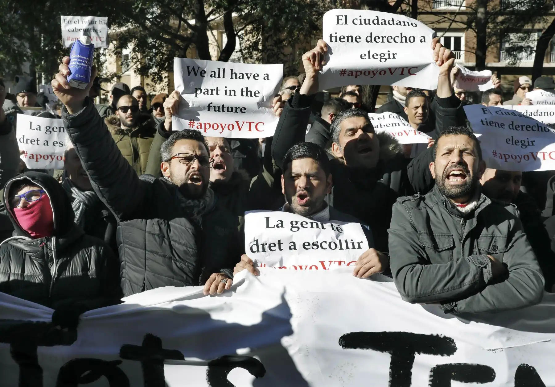 Varios centenares de conductores de vehículos de alquiler con conductor (VTC) se han manifestado a pie este lunes en Barcelona, desde la Avenida Diagonal hasta la sede de la Conselleria de Territorio y Sostenibilidad, donde esperan ser recibidos por el conseller, Damià Calvet. EFE/Andreu Dalmau.