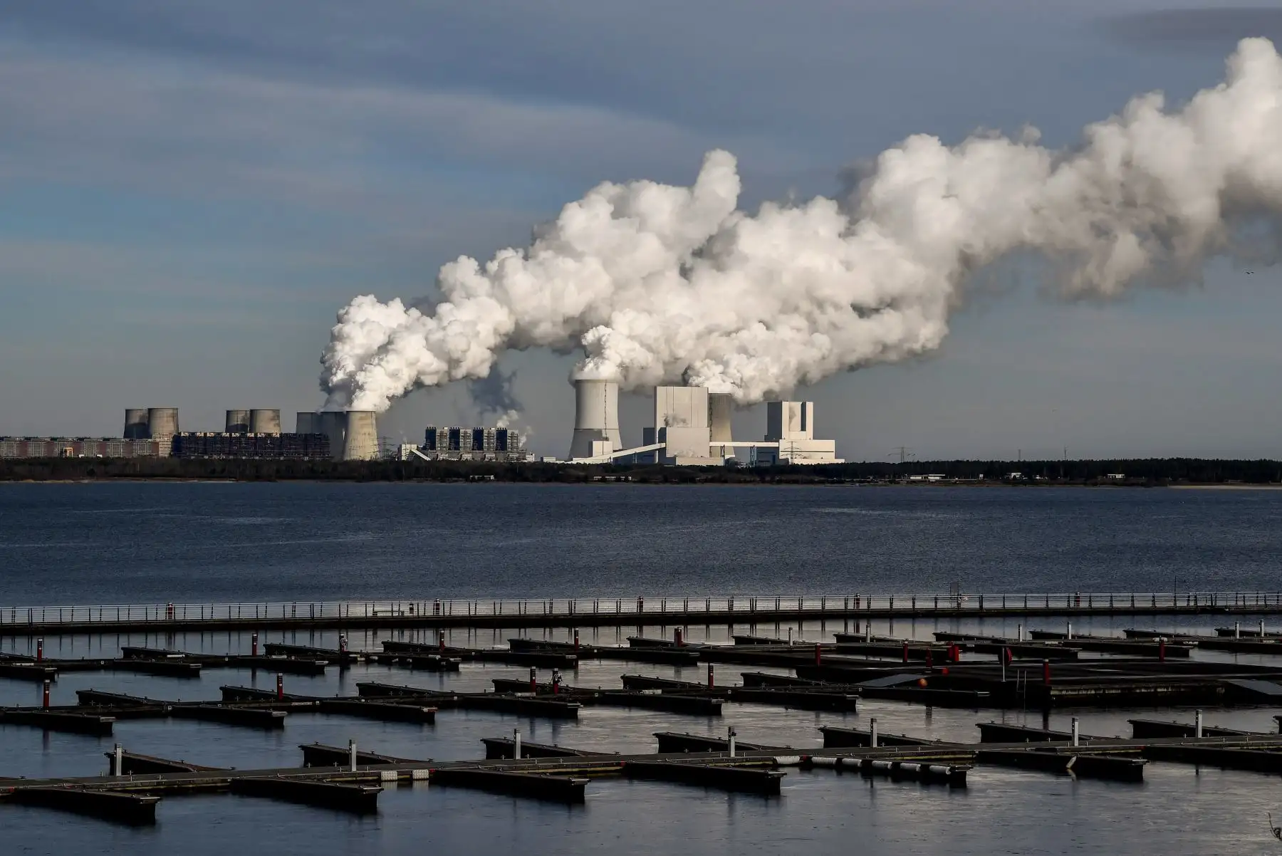 Vista de una estación de lignito junto al lago Baerwald en Boxberg (Alemania). El carbón deberá dejar de usarse en Alemania para generar energía como muy tarde en 2028, según las recomendaciones de una comisión que llegó a un acuerdo el pasado sábado tras 21 horas de negociaciones en el Ministerio de Economía. EFE/ Filip Singer