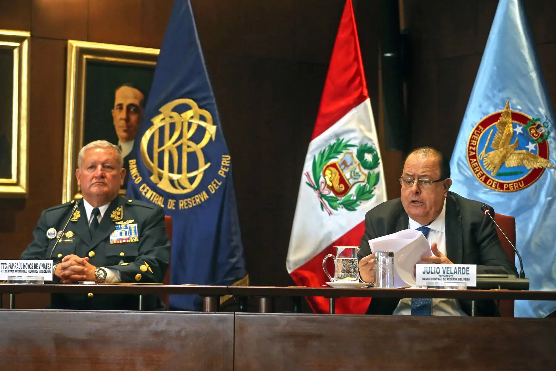 El presidente del Banco Central de Reserva, Julio Velarde, pone en circulación moneda de plata alusiva a los 100 años de la Fuerza Aérea del Perú.Foto: ANDINA/Vidal Tarqui