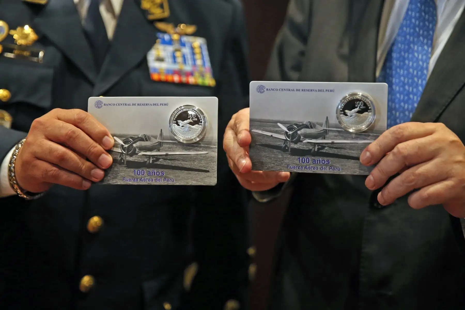 El presidente del Banco Central de Reserva, Julio Velarde, pone en circulación moneda de plata alusiva a los 100 años de la Fuerza Aérea del Perú.Foto: ANDINA/Vidal Tarqui