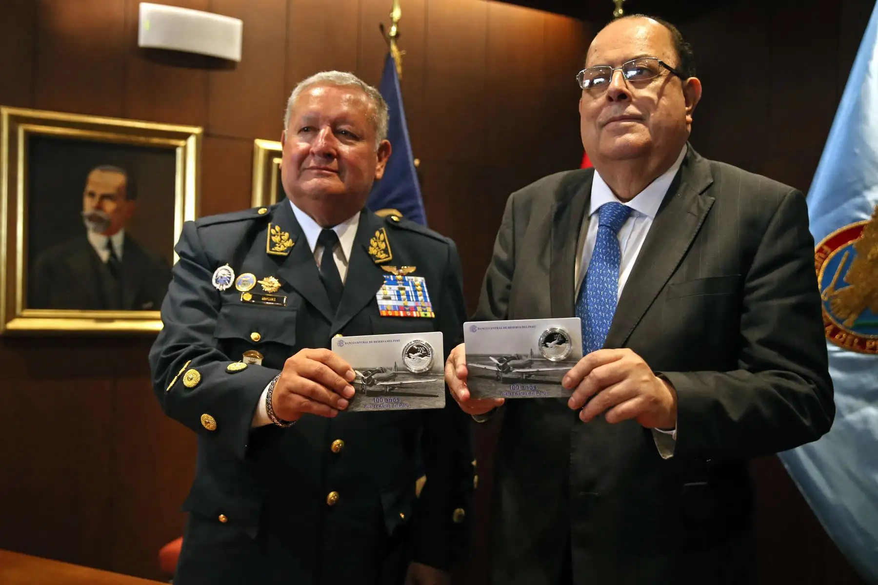 El presidente del Banco Central de Reserva, Julio Velarde, pone en circulación moneda de plata alusiva a los 100 años de la Fuerza Aérea del Perú.Foto: ANDINA/Vidal Tarqui