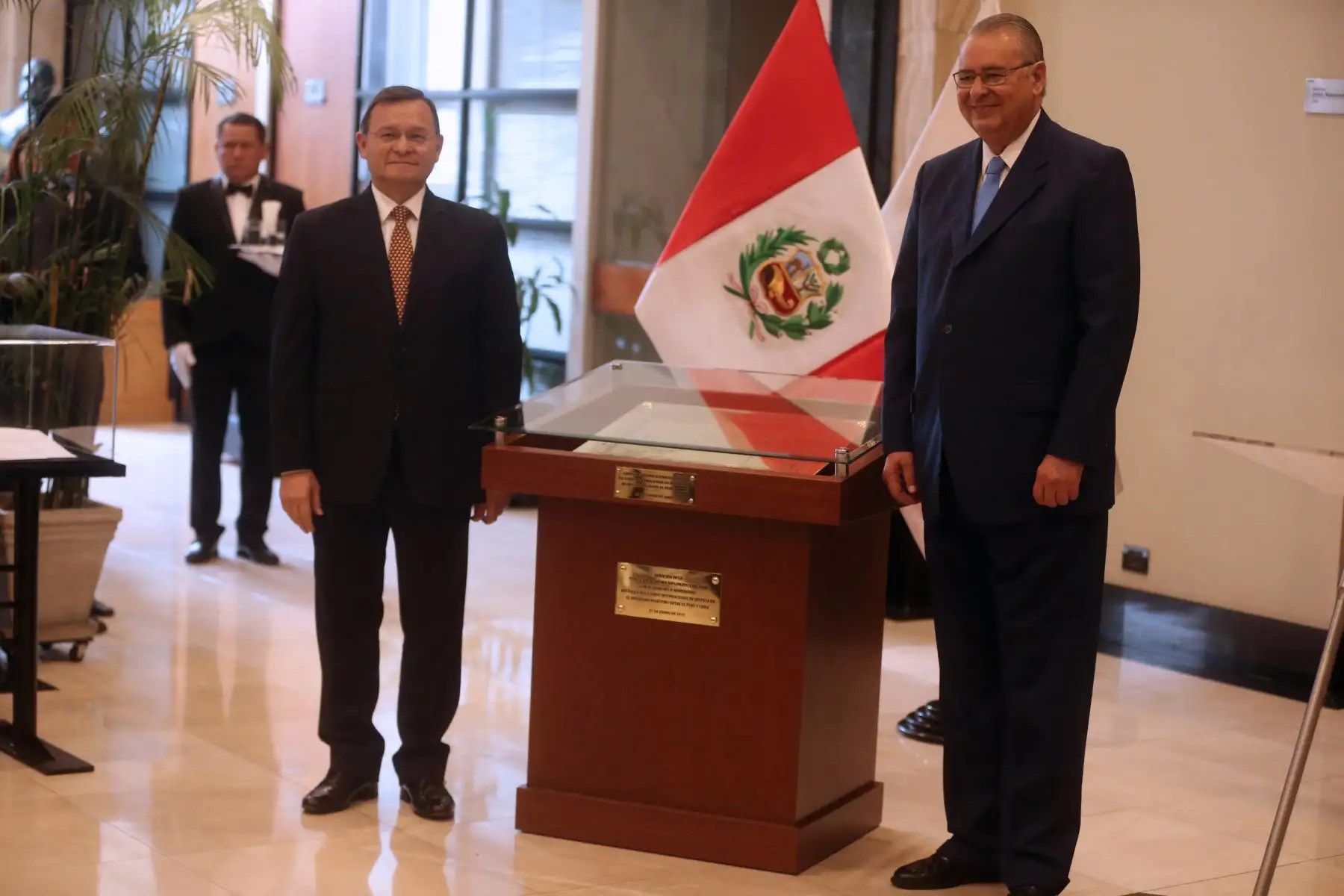 Edward Allan Wagner Tizón es un diplomático peruano. y el canciller Néstor Popolizio, participa en una ceremonia por el V aniversario del fallo de la Corte Internacional de La Haya. Foto: ANDINA/Vidal Tarqui