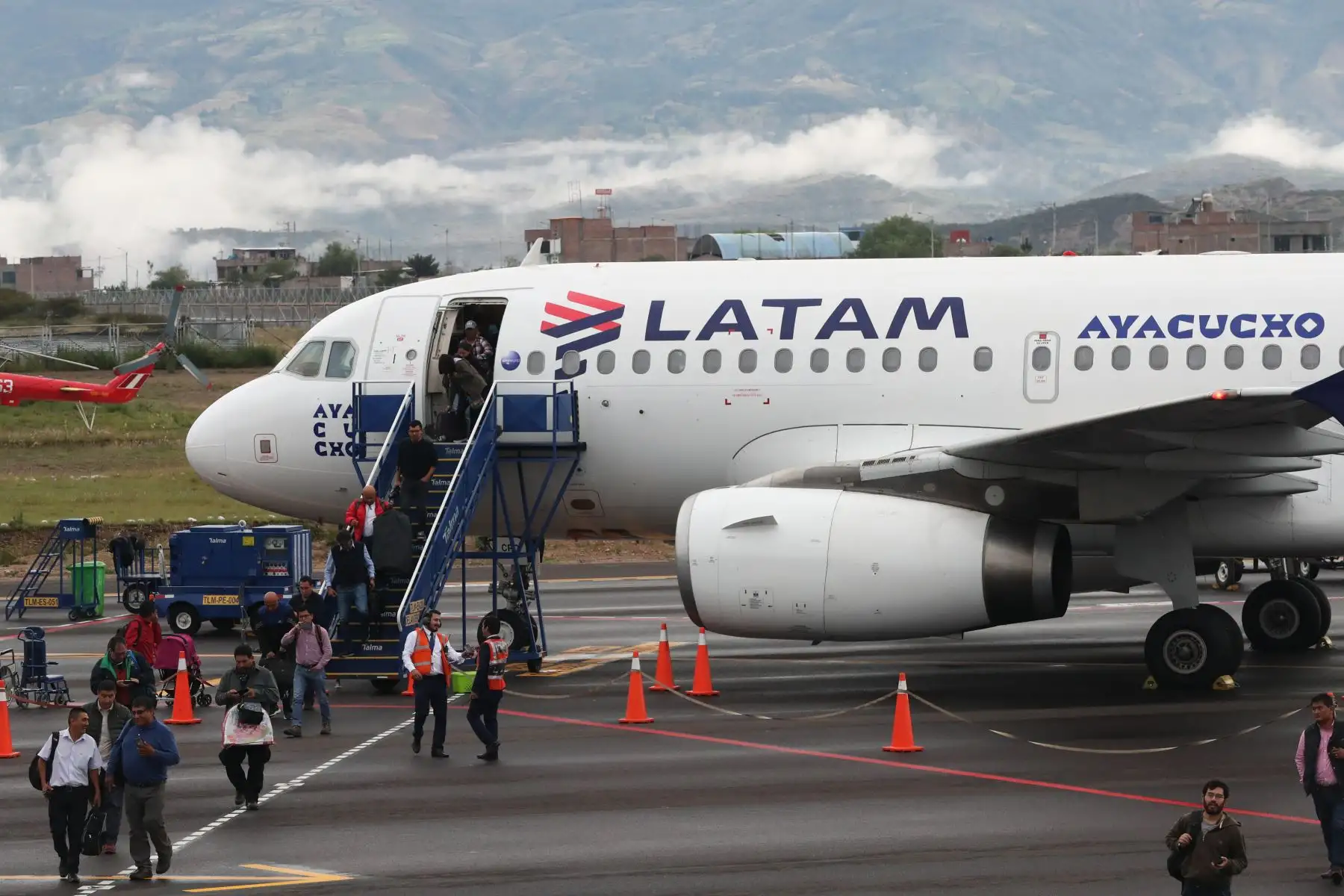 Las restricciones sanitarias adoptadas en la mayoría de los países donde vuela y la caída de la demanda de pasajes, llevaron a LATAM -la mayor aerolínea de América Latina- a reducir en un 95% sus operaciones. ANDINA/Melina Mejía