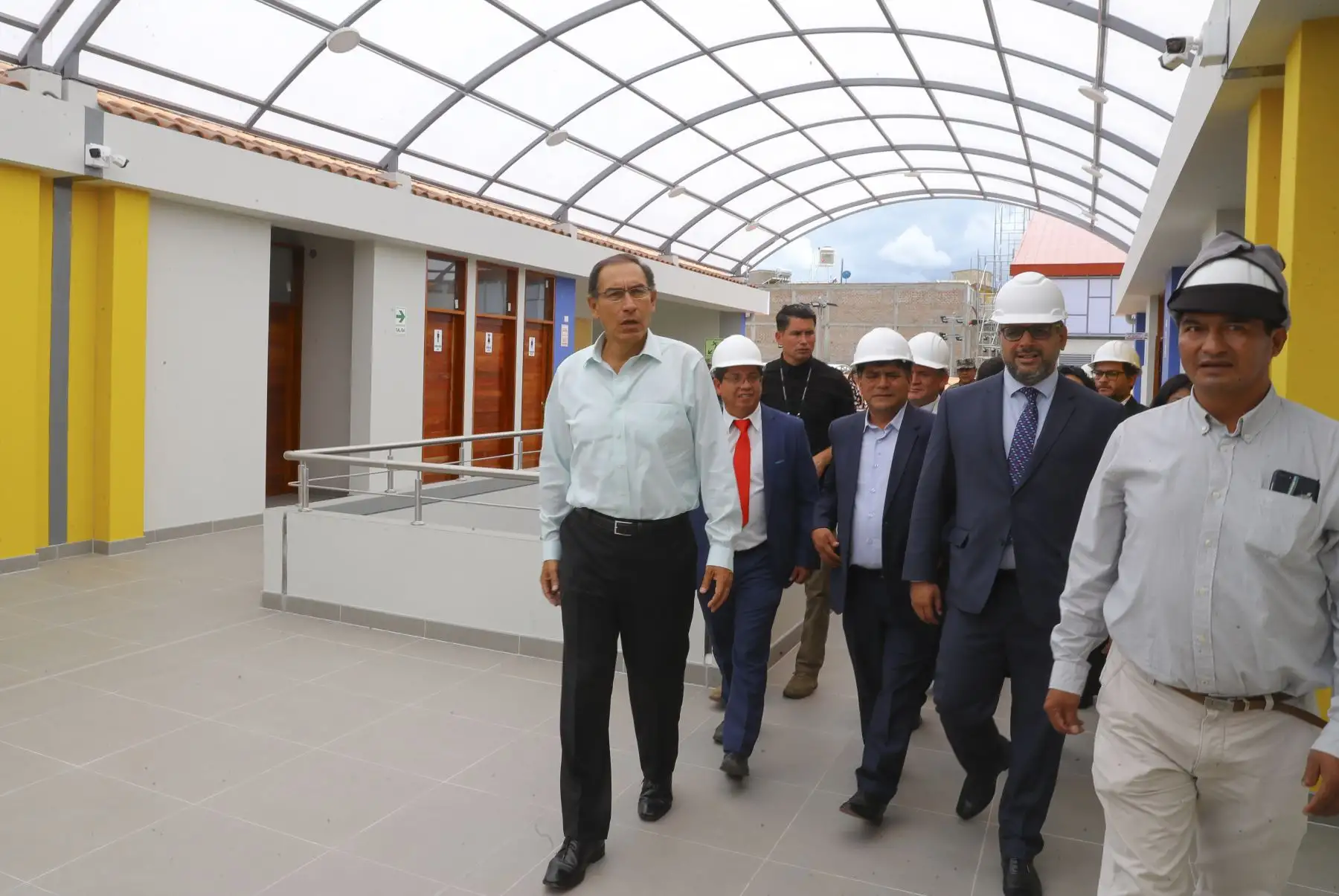 Jefe de Estado, Martín Vizcarra, inspecciona el avance de obras en el colegio Nuestra Señora de las Mercedes, en Huamanga (Ayacucho). Foto: ANDINA/Prensa Presidencia