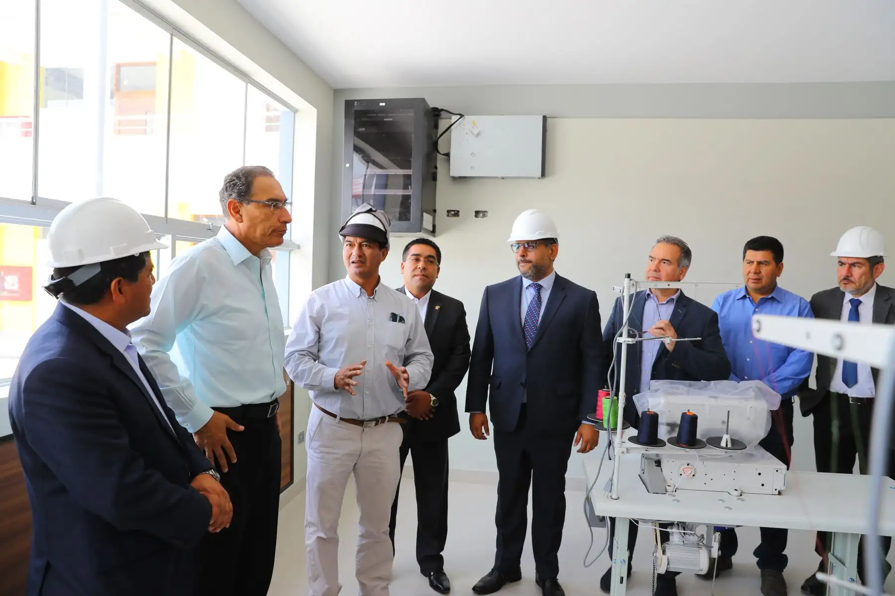 Jefe de Estado, Martín Vizcarra, inspecciona el avance de obras en el colegio Nuestra Señora de las Mercedes, en Huamanga (Ayacucho). Foto: ANDINA/Prensa Presidencia